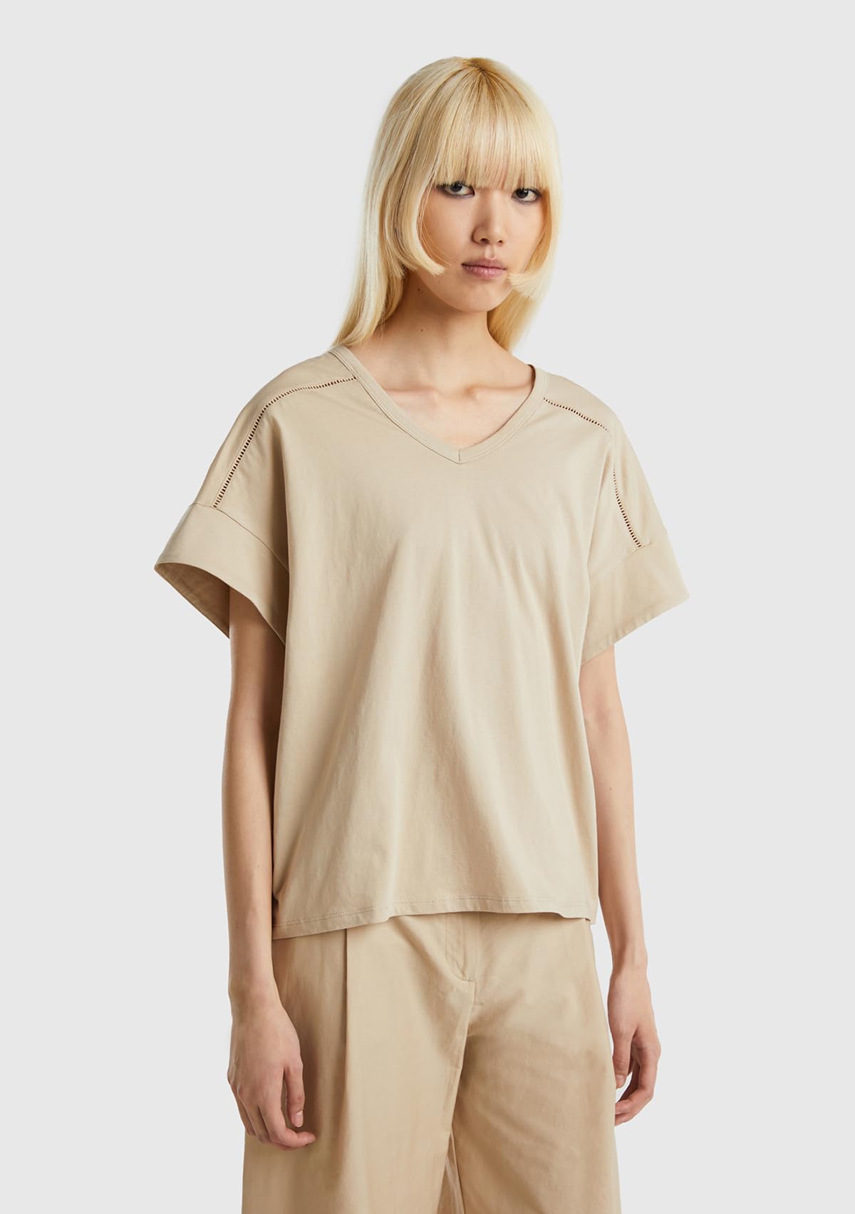 Kadın V Yaka Omzu İşlemeli T-Shirt