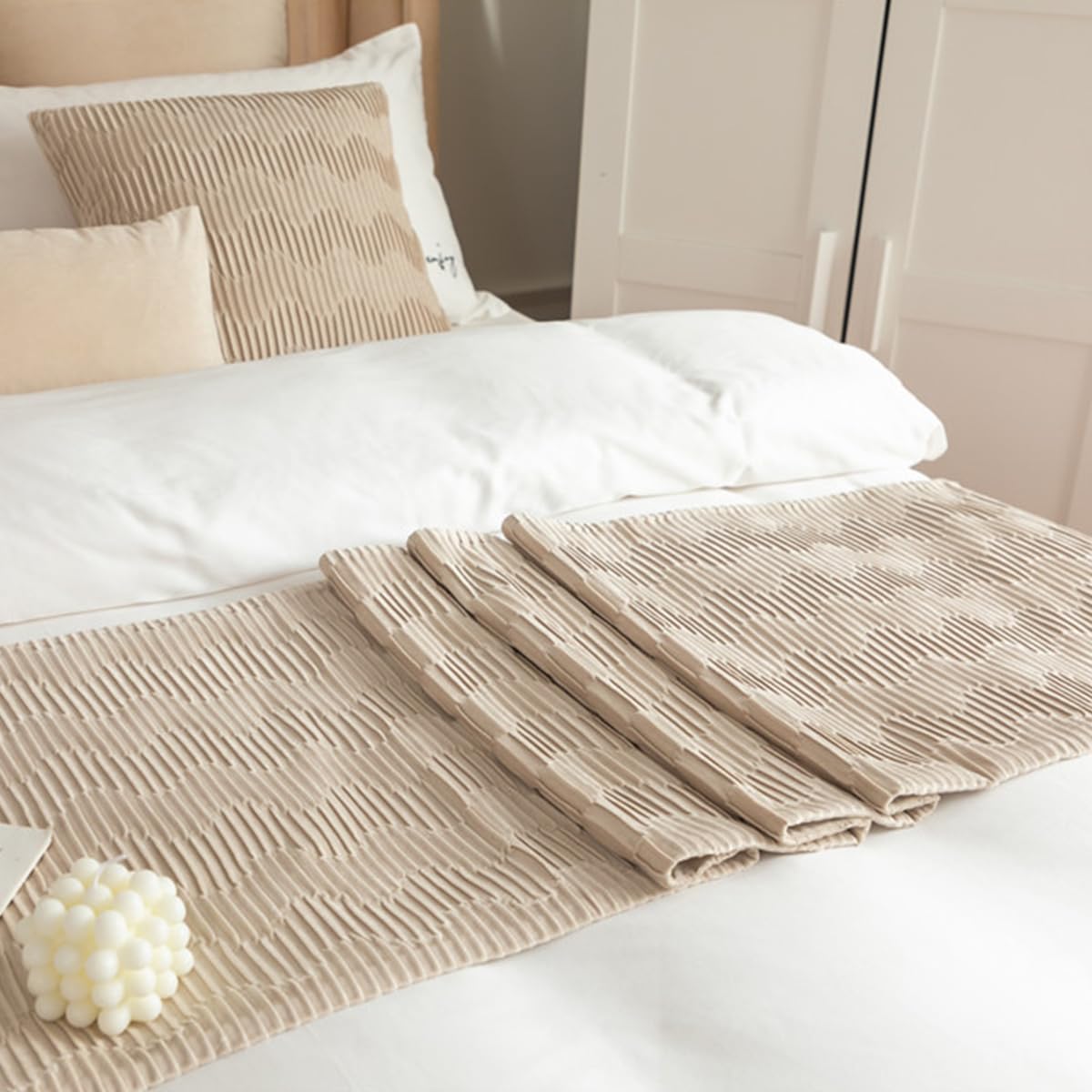 Morbuy Camino de Cama 45x240cm, Suave Camino de Cama con 2 Cojines 45x45cm | Hotel Dormitorio Habitación Decoration para 180cm Bed -Beige