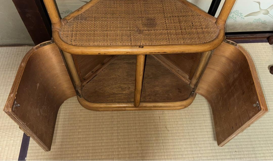 レア 藤 ラタン 三角形 棚 4段 収納扉付き アジアン 昭和レトロ