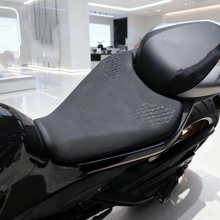 Cojín para CFMOTO 800NK que soluciona las rodillas flexionadas con su altura elevada de 815mm 3