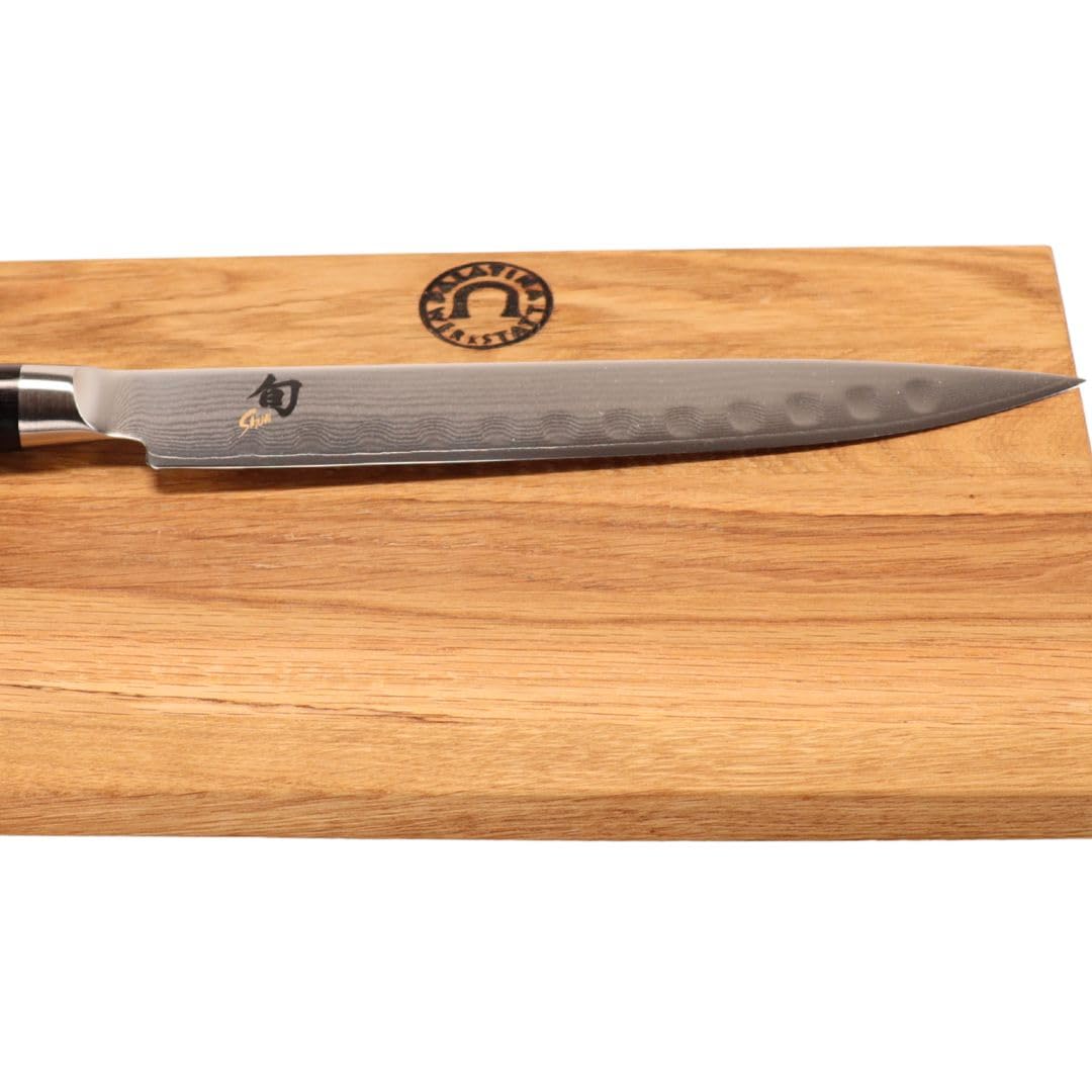 KAI DM-0720 Shun Schinkenmesser 23 cm mit Kullenschliff + Eichenholzbrett 30x20 cm – Damaszenerstahl 32 Lagen – VG MAX Stahl 61 HRC – Klingenschonend & robust – Geschenkset für Profiköche