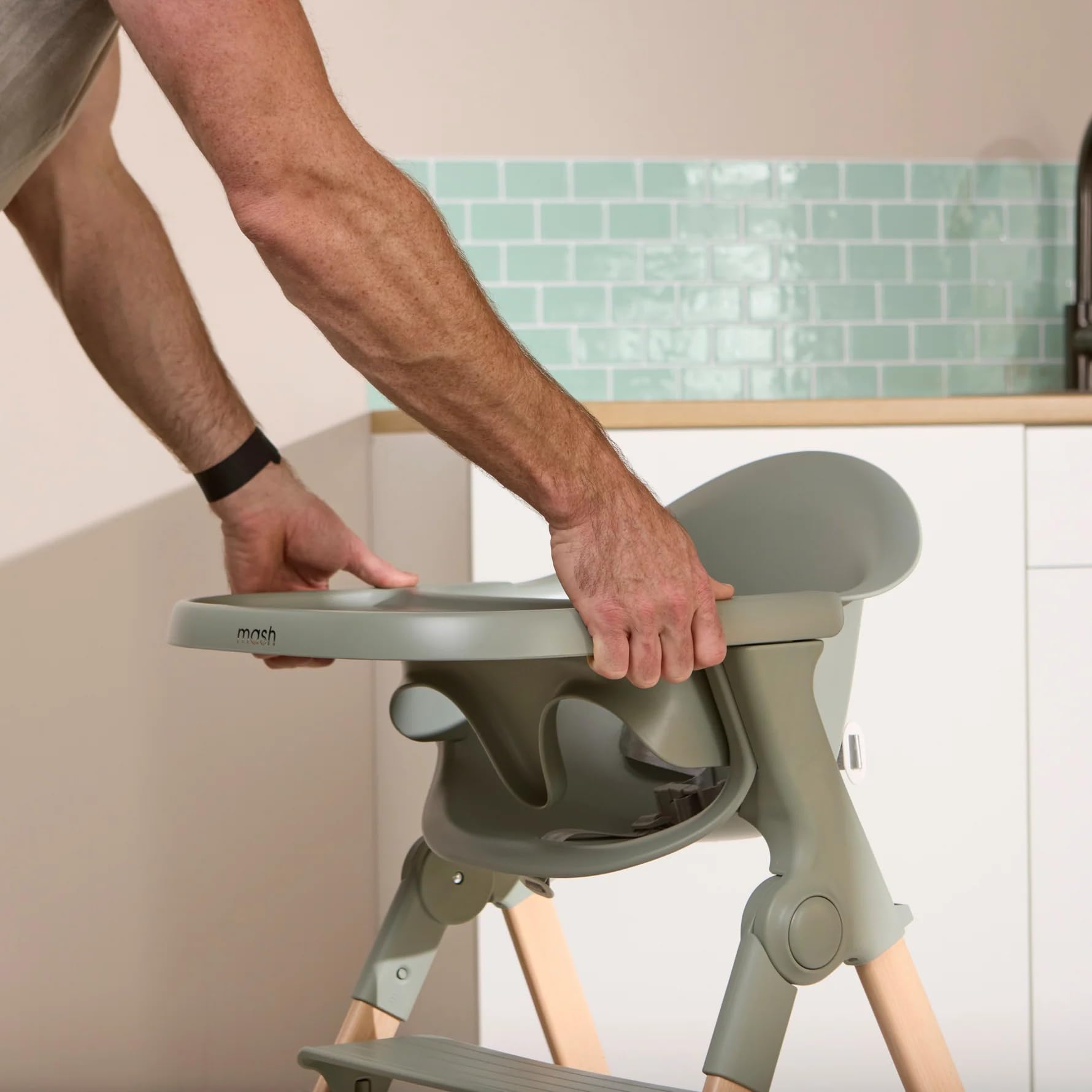 Mash - Trona de Baby Elegance | Trona salvia para bebés y niños pequeños con reposapiés ajustable, bandeja extraíble y almohadilla de asiento | Plegable y portátil