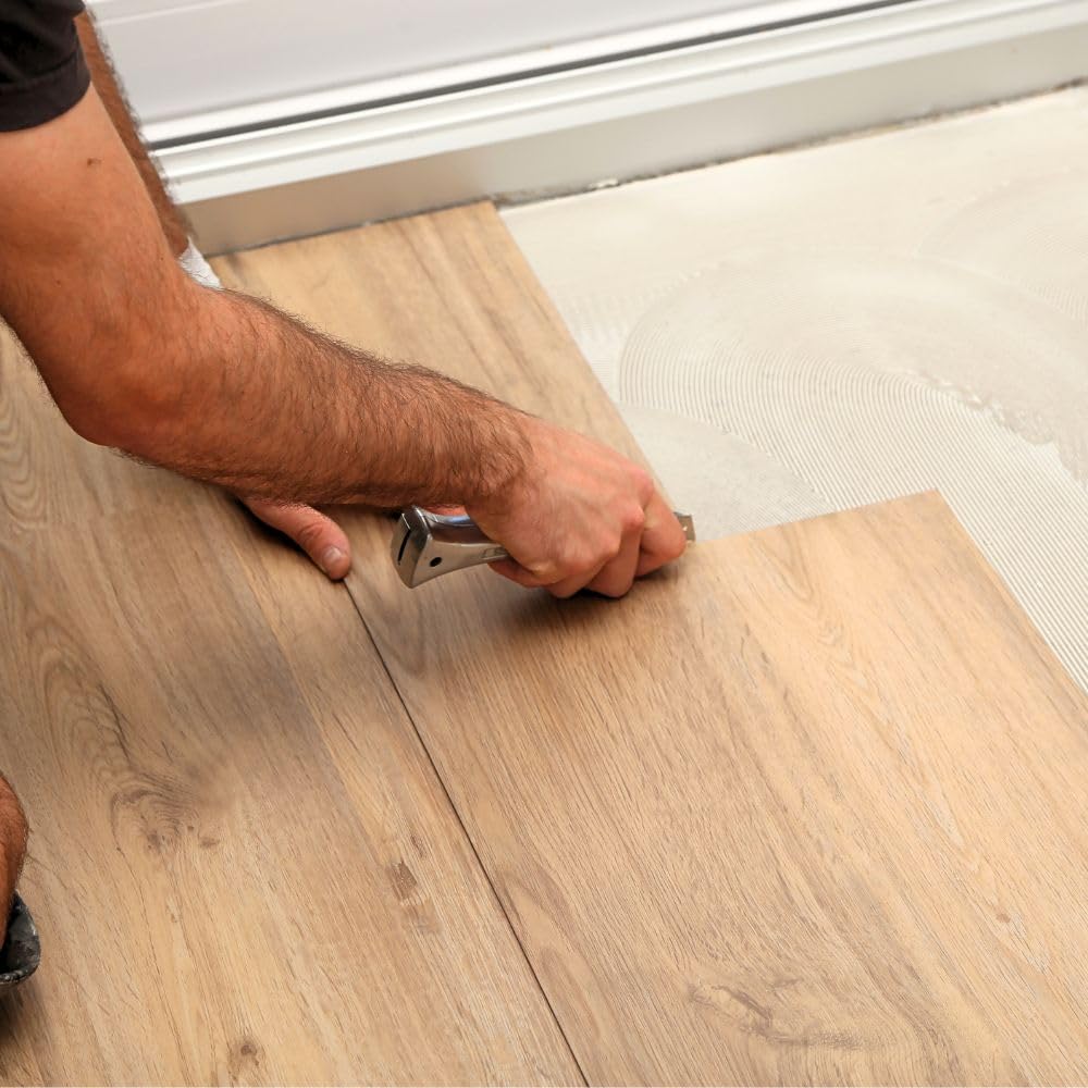 26 Vinylkleber PVC LVT CV Paneele Teppich 6kg Vinyl Fliesen Bodenbeläge Flex Klebstoff Bodenkleber Lösemittelfrei Schnelle Haftung + 2 St. Zahnspachtel Set