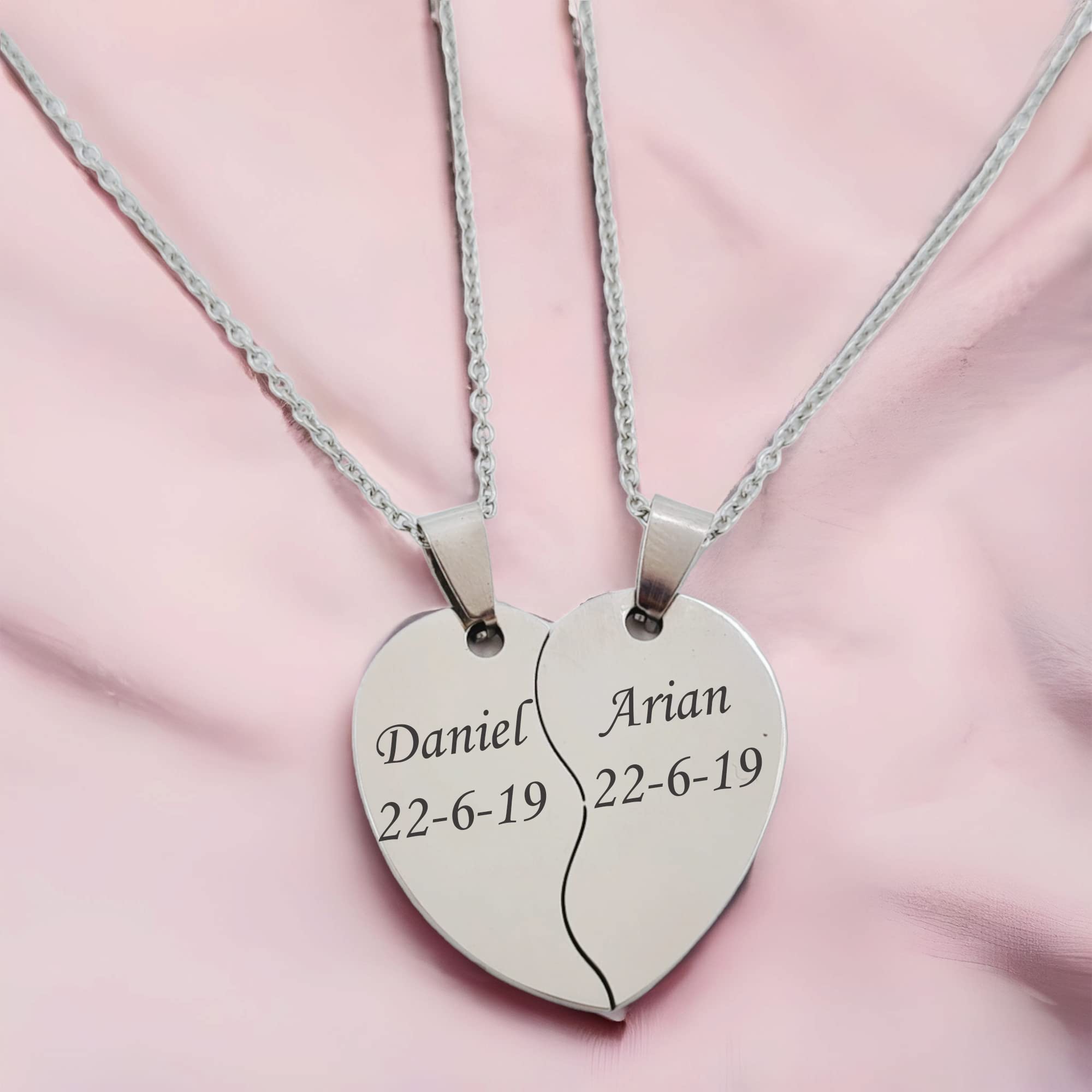Collar corazón partido personalizado con el texto que quieras, de Acero inoxidable. Regalos San Valentín, regalos amigas, parejas.