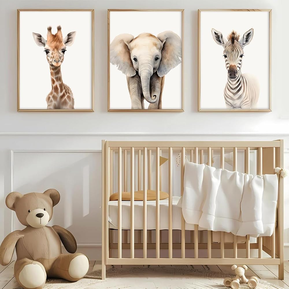 Eviepops Prints Quadri Cameretta Safari – Set 3 Stampe Animali (Elefante, Leone, Giraffa), Decorazione Parete Bambina/Neonato, Rosa Grigio, A4