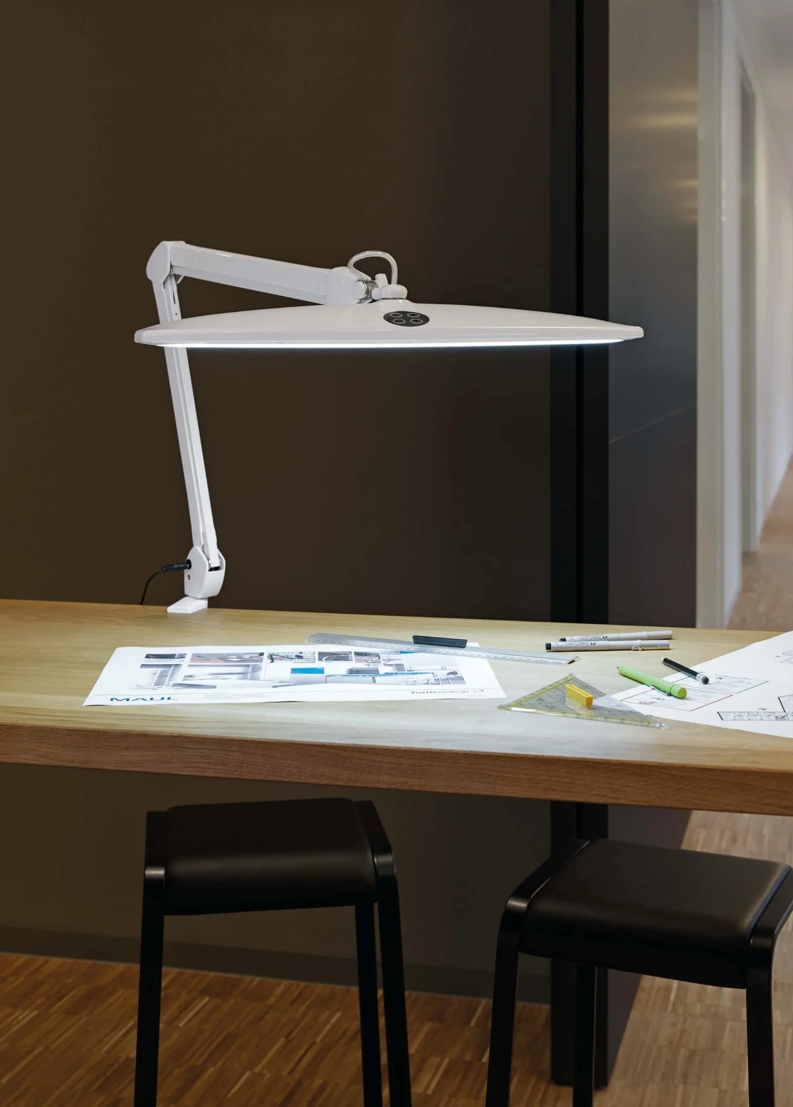 Maul 8205202 - Lámpara LED (84 ledes integrados, regulable, piezas, luz diurna, con base de 6,3 cm), color blanco