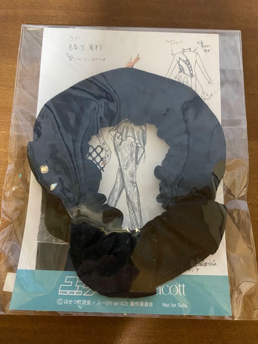 ユーリ!!! on ICE ヴィクトル 缶ミラー 衣装生地巾着 MUSEUM ユーリ!!! on ICE 缶バッジミラー＆衣装生地巾着セット