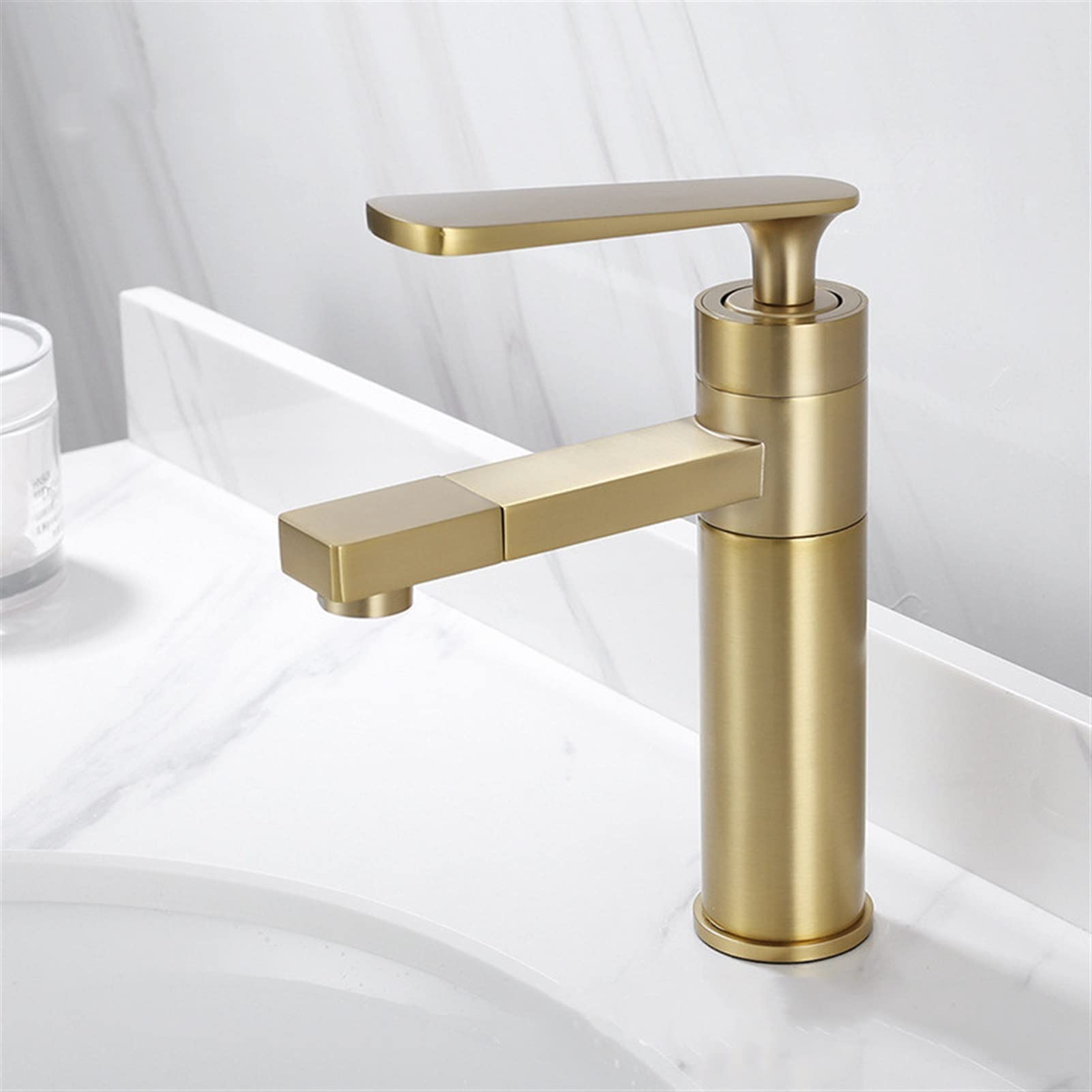 Mélangeur de robinet doré or brossé pour un design de salle de bain moderne chic