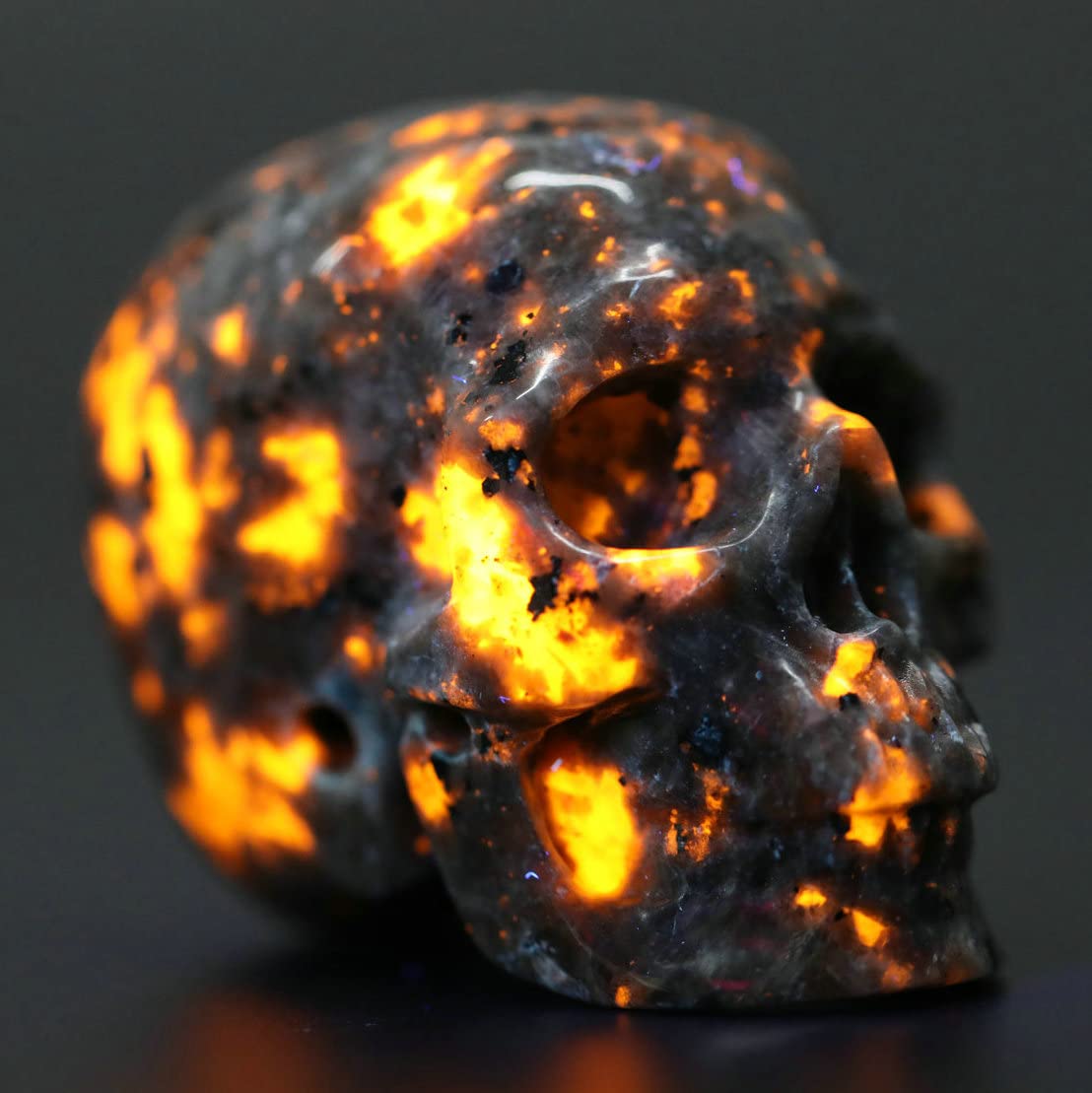 2.0 Halloween Yooperlite Crystal Skull Decorative Statue, Crystal Healing Stone Statue Hand Carved Human Skull Sculpture, Home Decoration (Yooperlite)