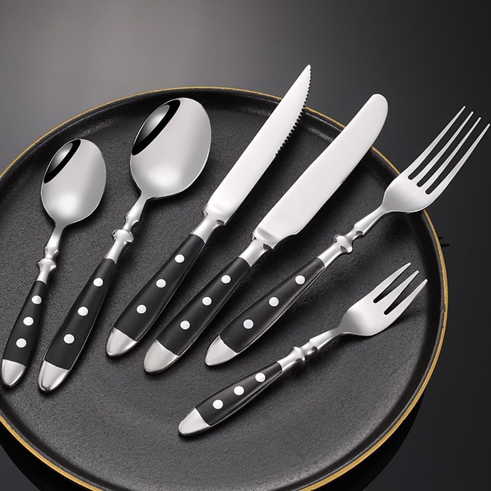 Dieses 12-teilige Besteckset mit Nietgriffen in Schwarz (Gabeln, Löffel und Messer) ist ergonomisch, robust und hochglanzpoliert und eignet sich perfekt für Thanksgiving und Familienfeste. S
