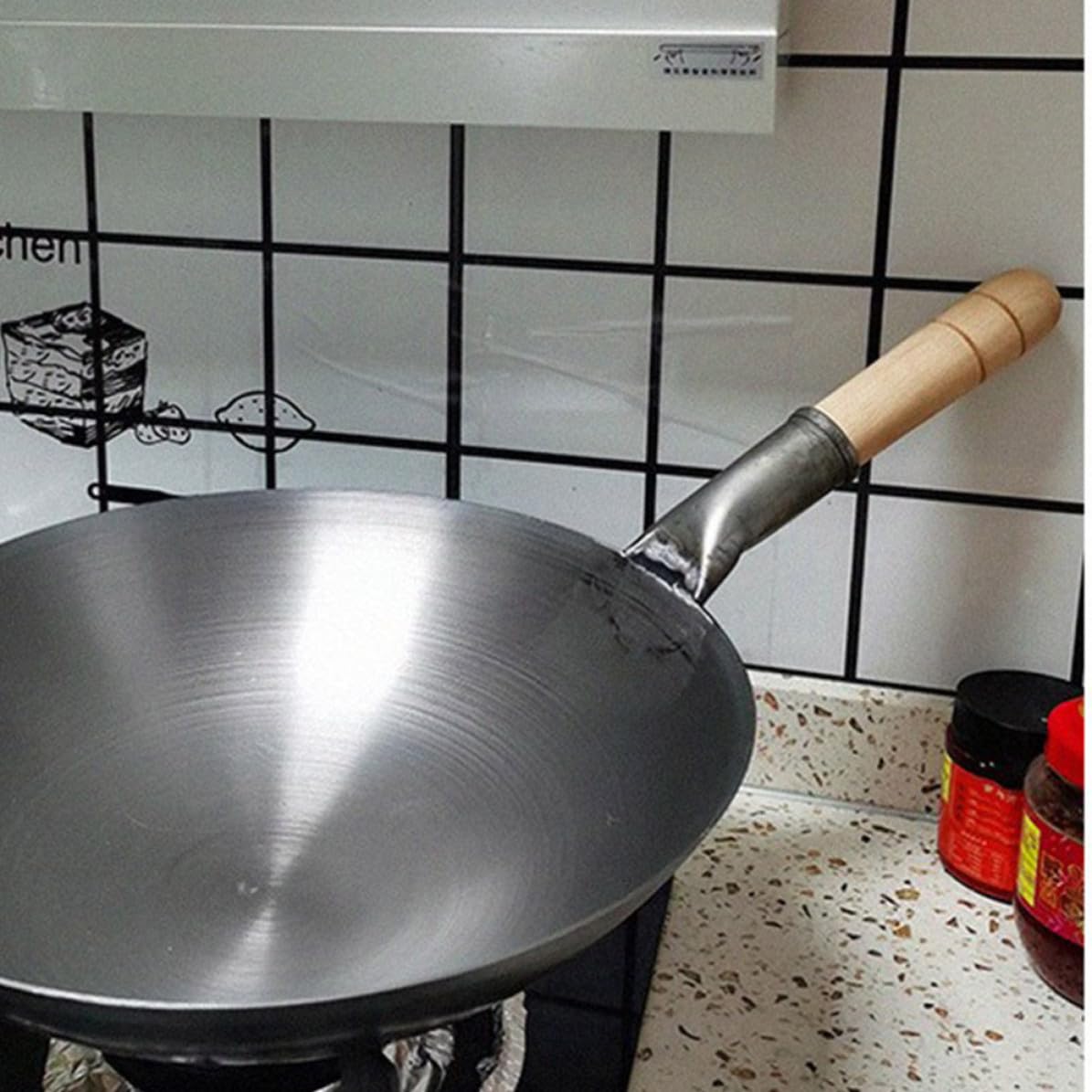 POPETPOP Wok Utensile Multifunzionale Padella Antiaderente Manico in Legno in Ferro Spesso Resistente e Pratico per Cucina a Gas, per Cucinare e Barbecue