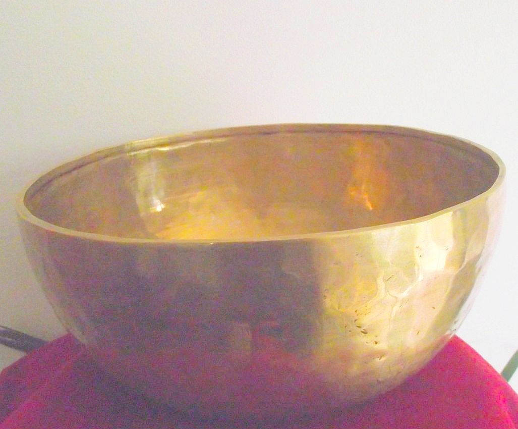 Campana tibetana buddista battuta a mano, diametro 24 cm, peso 1620 g, prodotta in Nepal, venduta da Spiritual Gifts, solitamente spedita entro 2 giorni lavorativi.