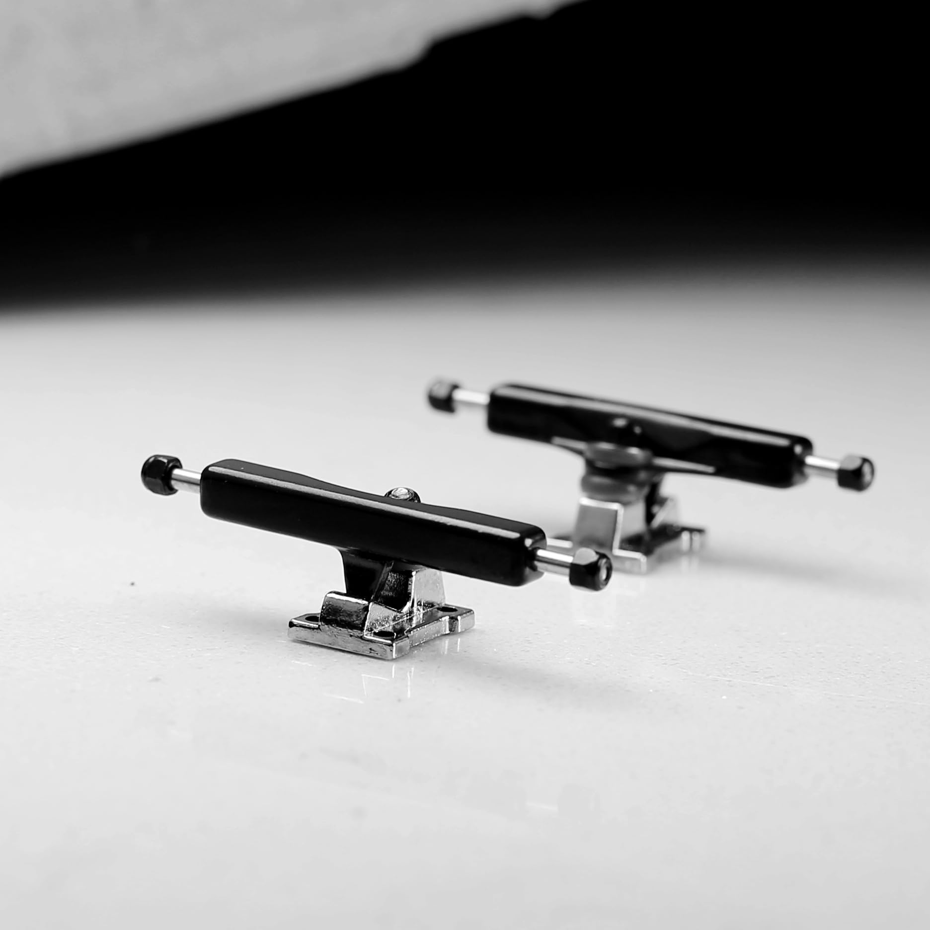 NOAHWOOD Bricolage Pro Fingerboard Truck 35 mm (plaque de base argentée et crochet noir) Camion arche + roue à glace