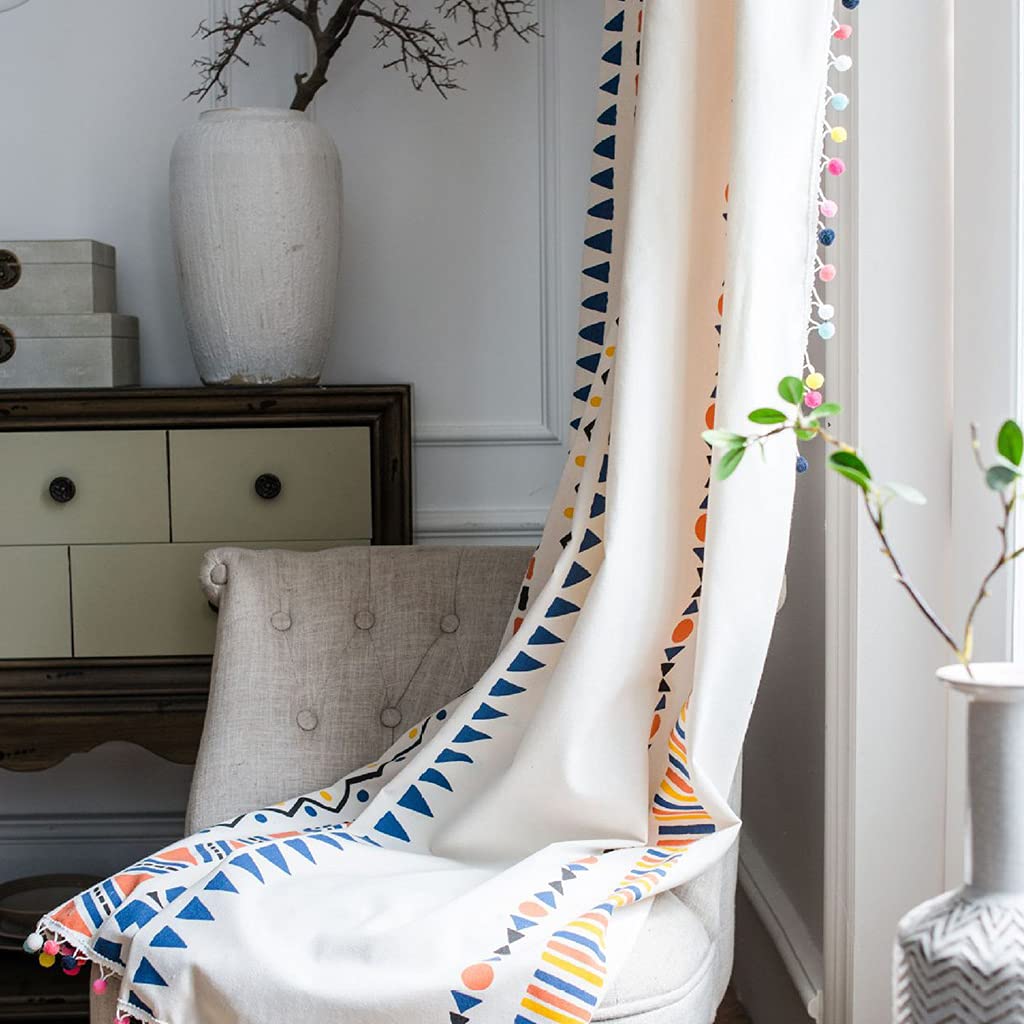 Rideau de fenêtre à motif géométrique avec pompons colorés