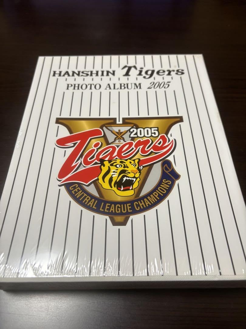 記念グッズ HANSIN Tigers 2005 PHOTO ALBUM Amazon.com: Hanshin Tigers Photo Album 2005 Victory