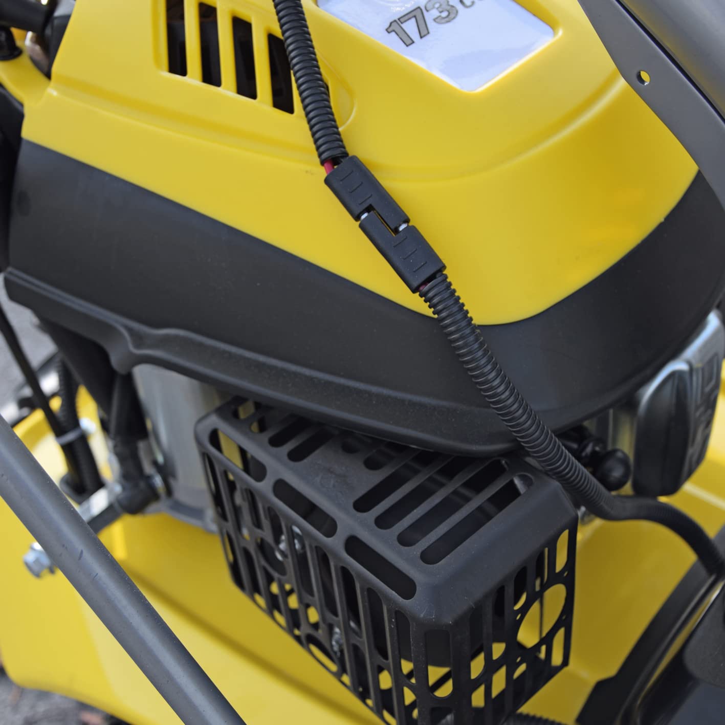 BAMATO Kehrmaschine KEM-1000 | Kehrbreite 1000 mm | mit E-Start & vers. Aufsätzen | 5 IN 1 | Antrieb mit Stollenprofil | E-Start | inkl. Schneeschild | inkl. Auffangbehälter