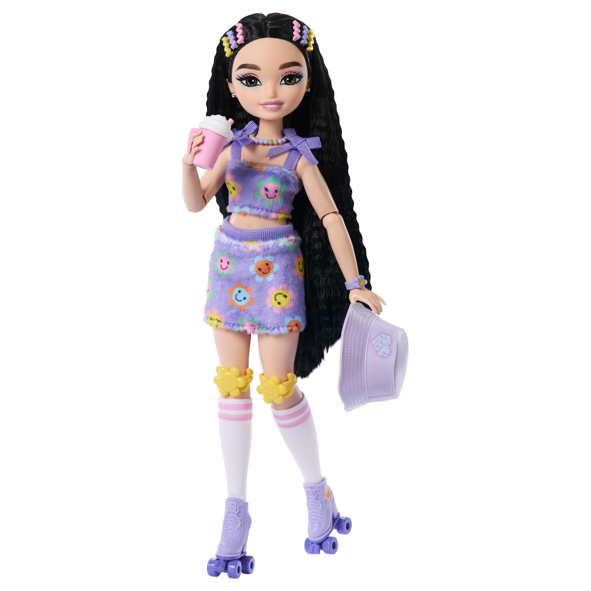 Barbie Dream Besties - Renee, Bambola Snodata Alla Moda Con Pattini A Rotelle E Capelli Neri, 9 Accessori A Tema Video E Cibo Inclusi, Giocattolo Per Bambini, 4+ Anni, JFX99-image