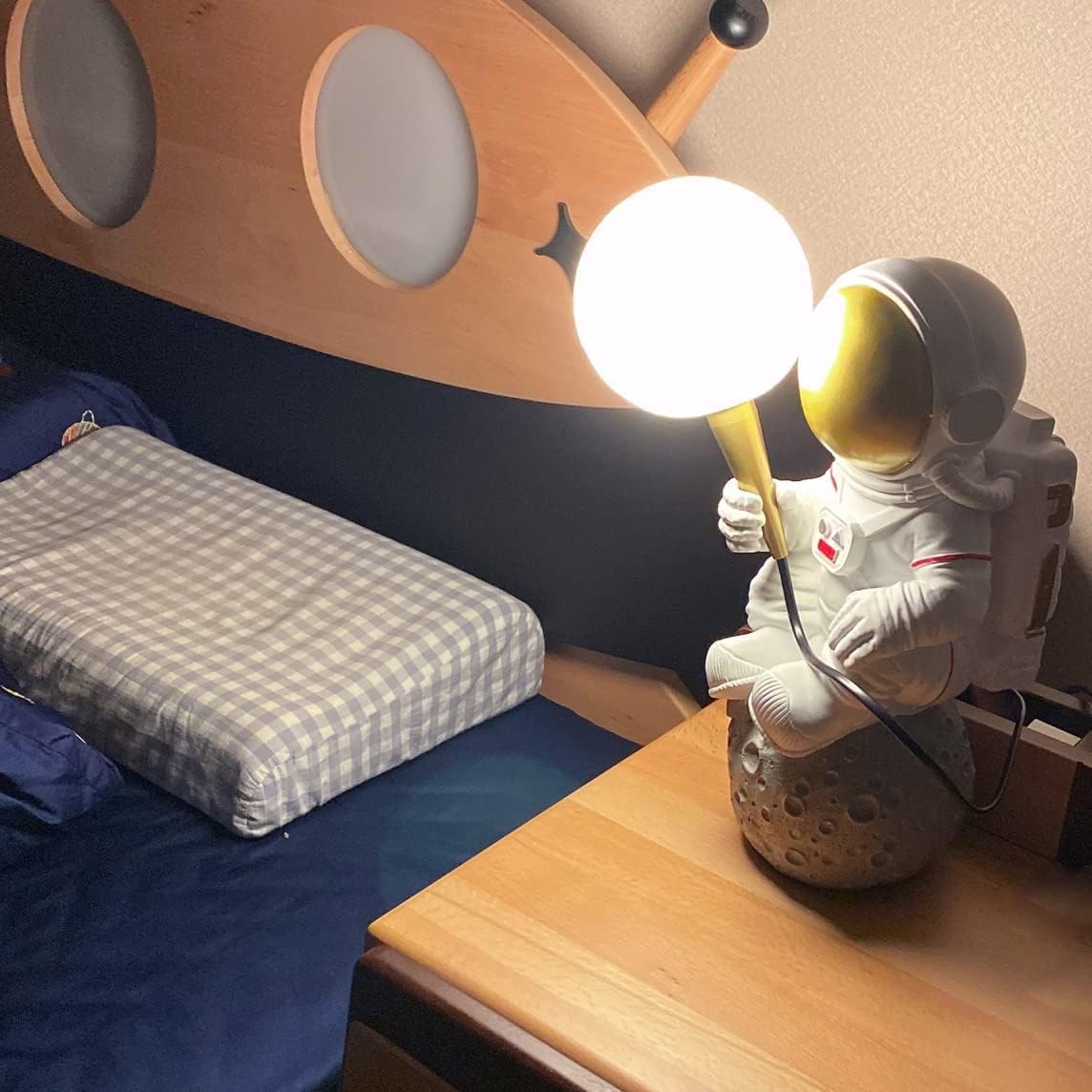 Meefad Cute Space Lamp, Astronaut Table Lamp, 3D Moon Space Decor, Spaceman Bedside Lamp, Kids Bedroom Night Light for Nightstand (Sitting)