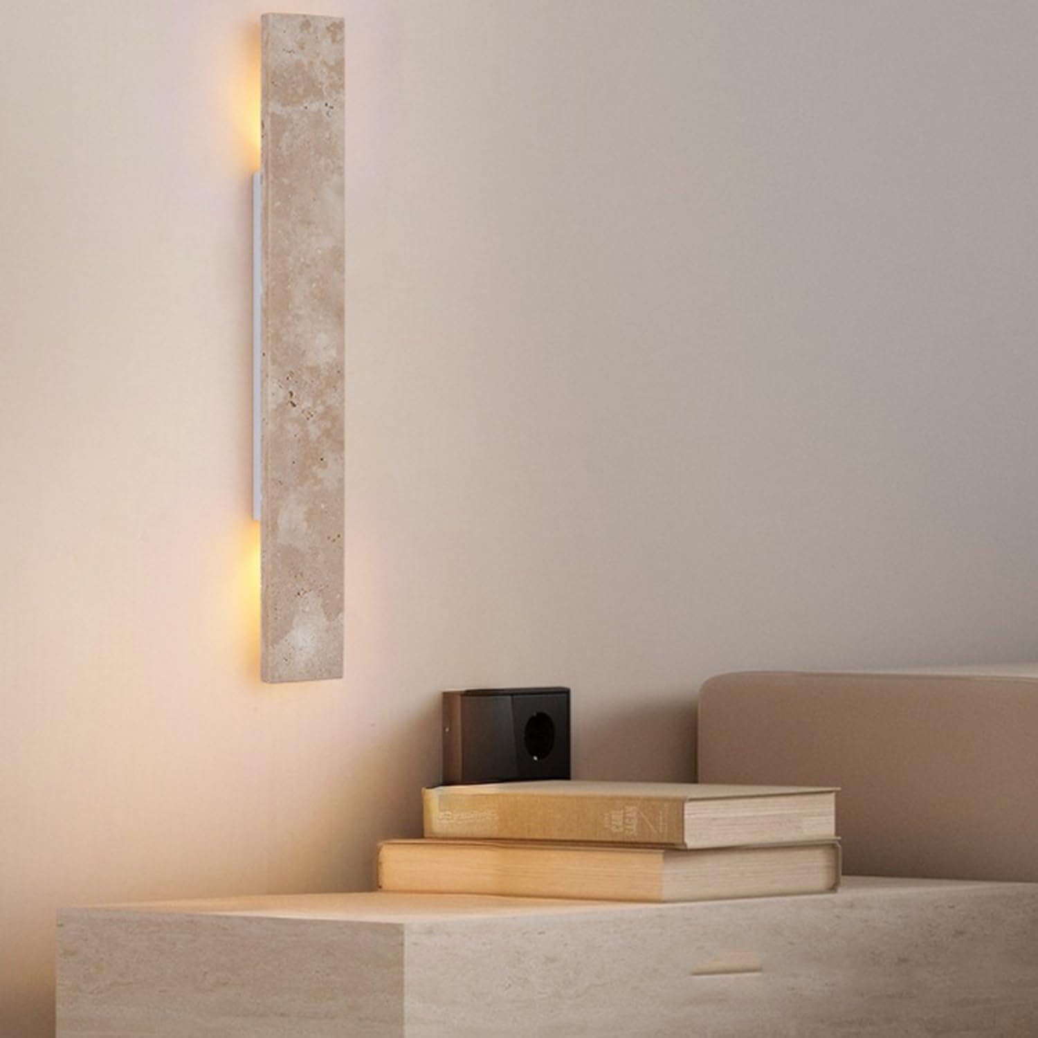 Lampada da parete rettangolare in pietra di travertino in a luce calda