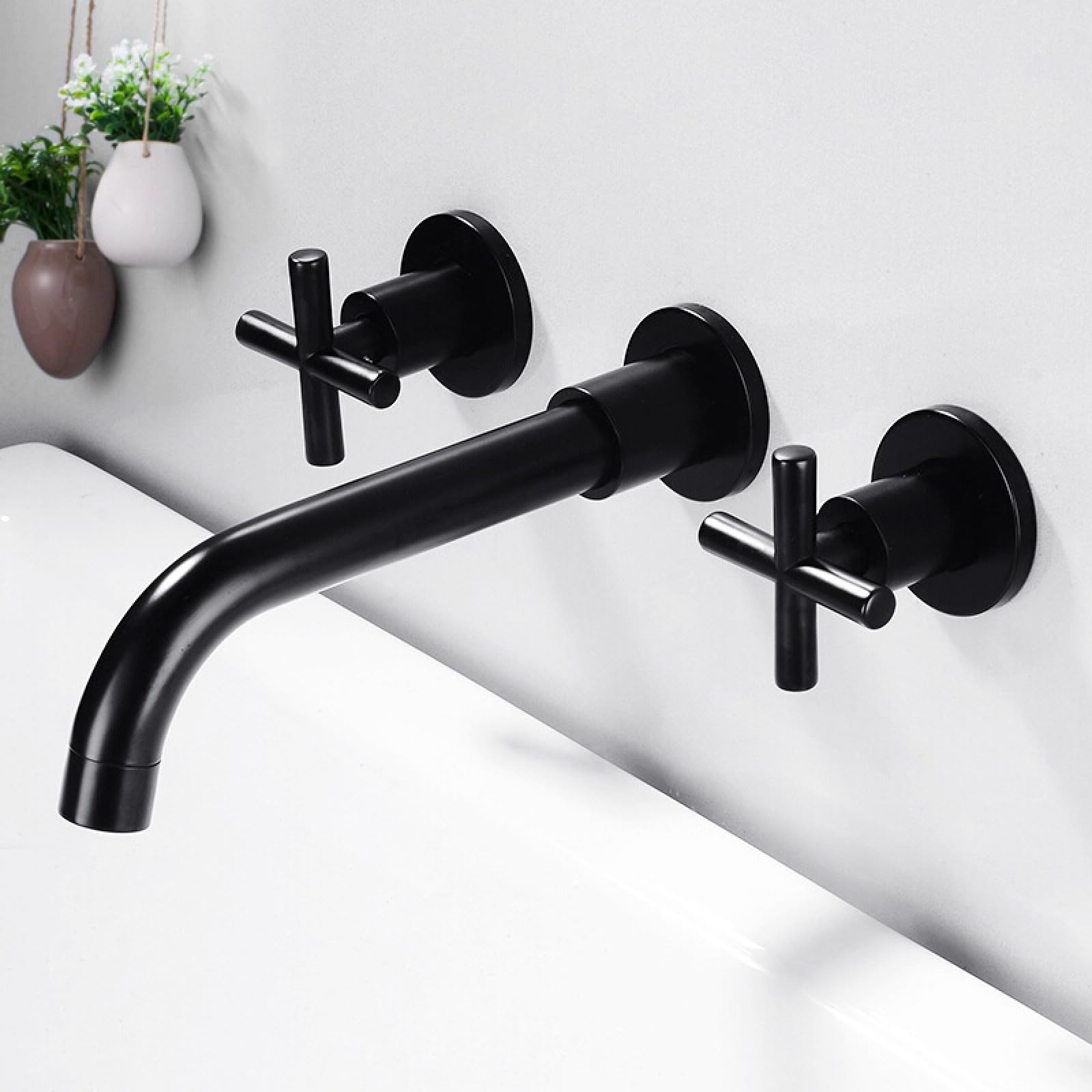 Robinet de salle de bain mural noir et or à double poignée pour lavabo design chic
