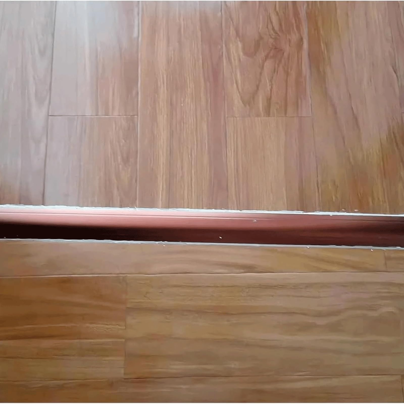 Ciemnoczerwona aluminiowa listwa przejściowa o szerokości 5 cm – antypoślizgowe wykończenie krawędzi 140 cm dla łatwej instalacji idealny reduktor progu i gładka ścianka działowa podłogowa.