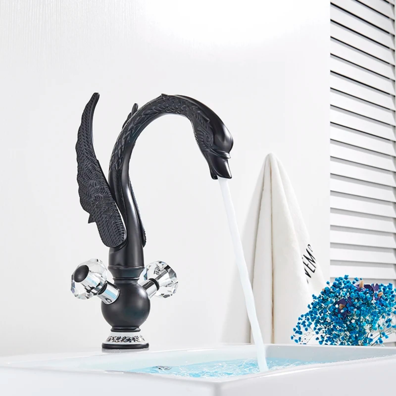 Robinet de lavabo design cygne noir pour salle de bain moderne