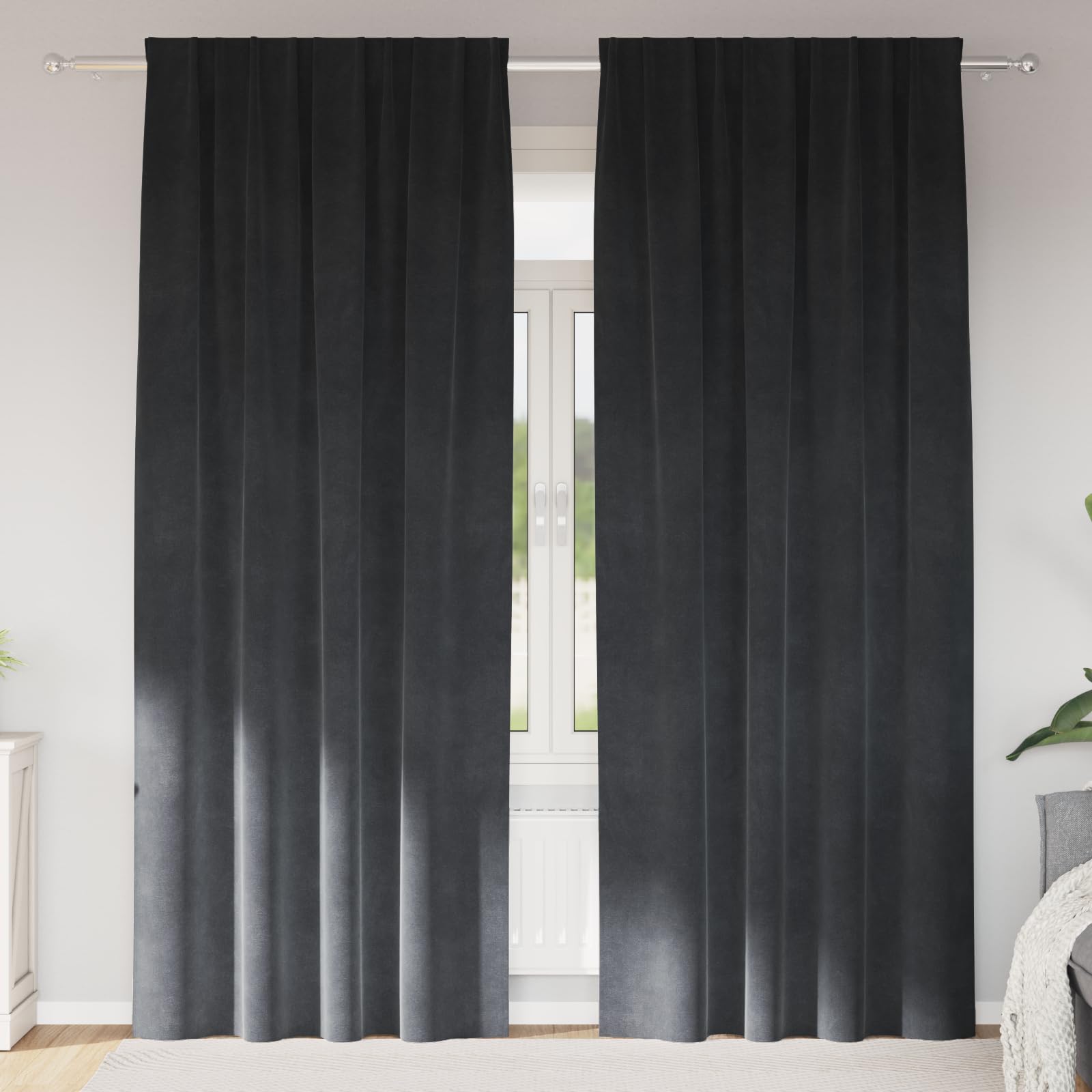 Rideaux occultants gris clair en velours pour créer un cocon dans la chambre