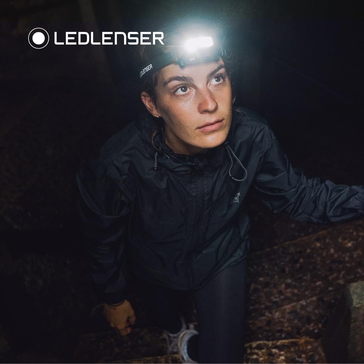 Ledlenser HF6R Signature Rechargeable Head Torch, 1000lm, 170m Beam, IP68 | Enfoque ajustable, hasta 60h de autonomía, 7 modos con RGB, 135g, frontal estanco, ideal para camping, senderismo | 2023