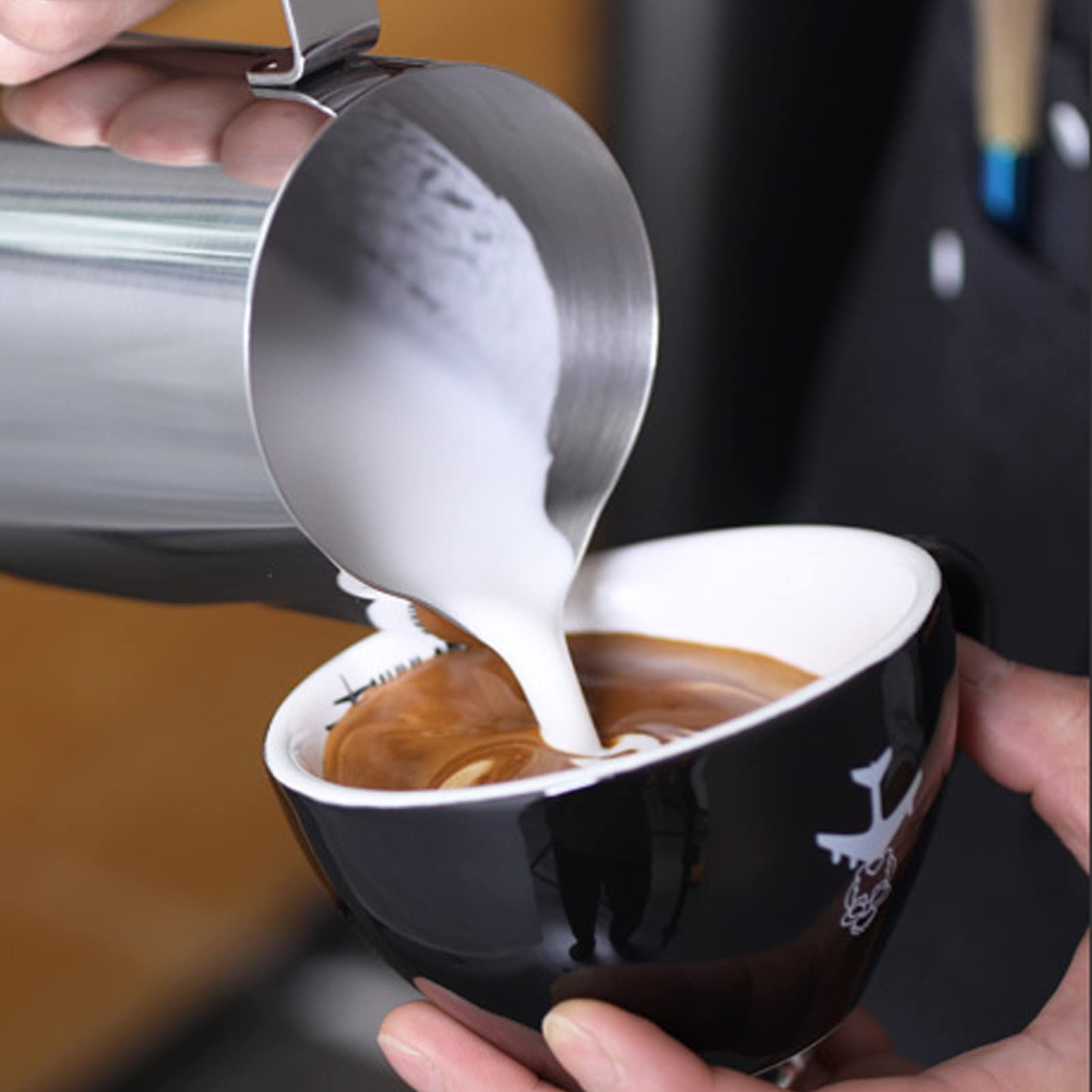 Zerodis Jarra para Espumar Leche, Taza de Espuma de Leche de Acero Inoxidable de 600 Ml con Boquilla de águila, Ergonómico, Antiderrames, Taza de Barista para café en Casa, Capuchino (Color Original)