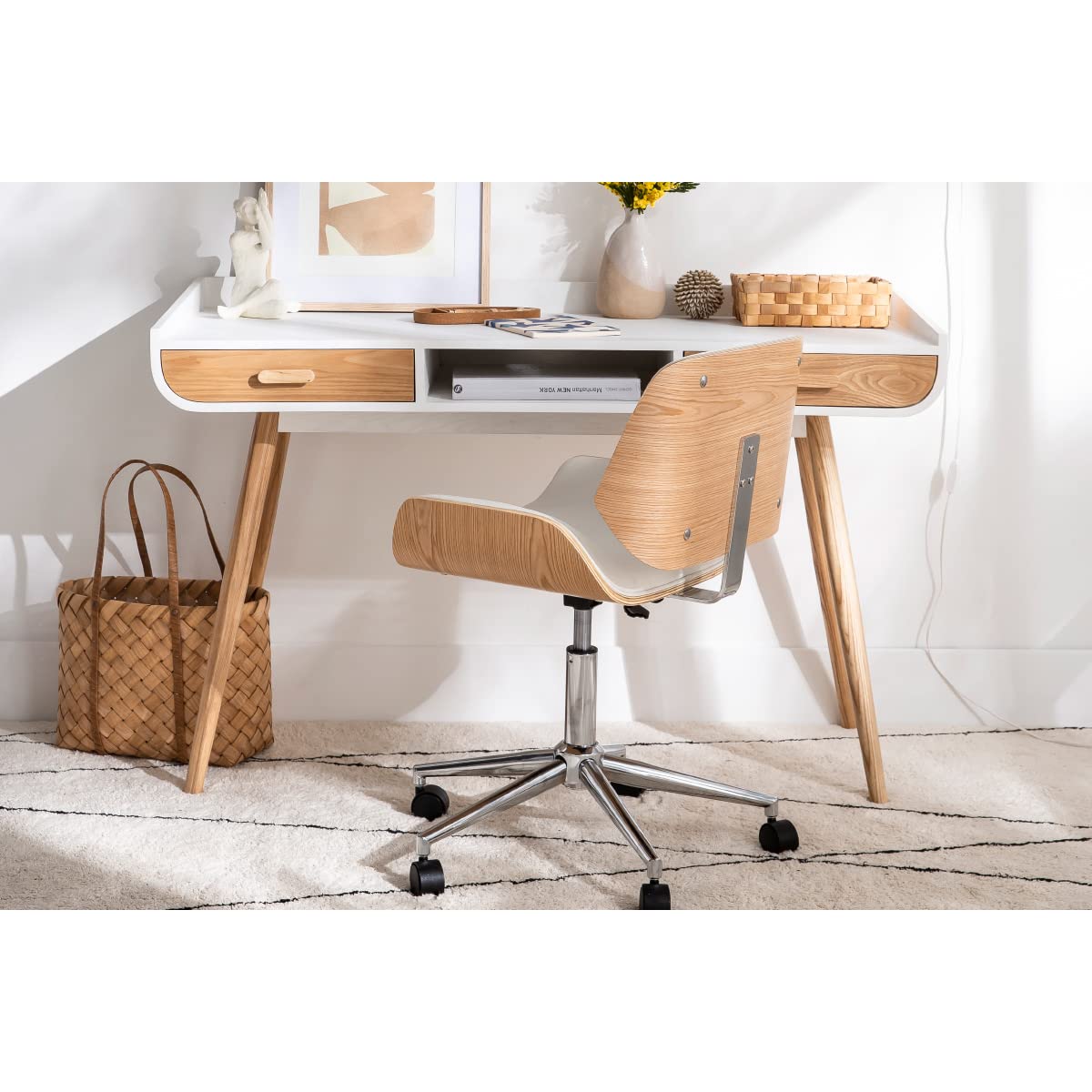 Miliboo - Silla de oficina con ruedas, diseño blanco, madera clara y acero cromado RUBBENS