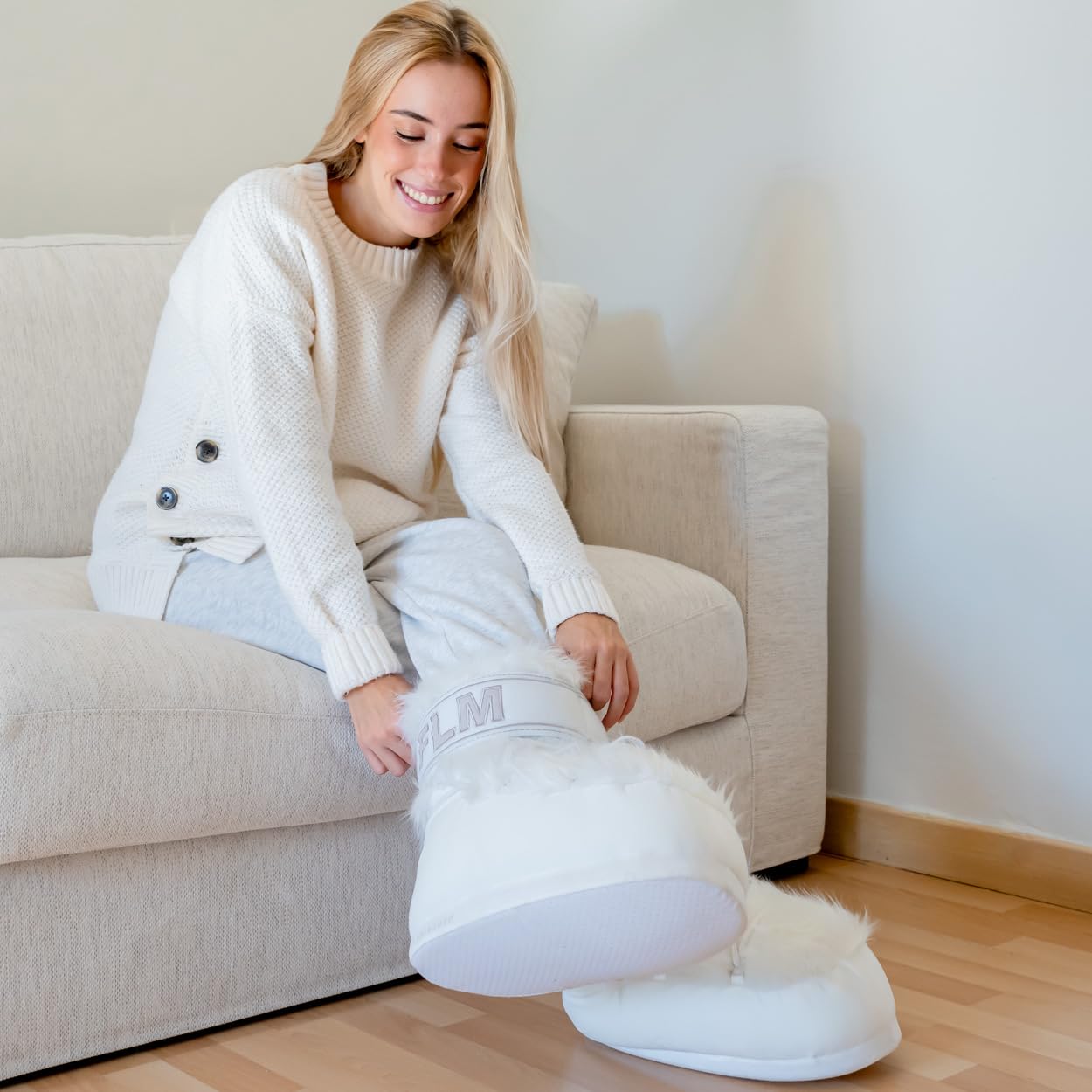 Flamingueo Sneaker Hausschuhe - Lustige Plüsch Pantoffeln für Damen und Herren, Eine Größe