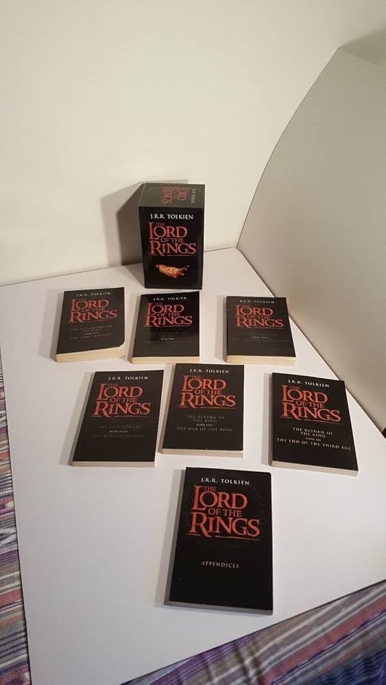洋書 THE LORD OF THE  RING Amazon.com: The Lord of the Rings Deluxe Illustrated by the