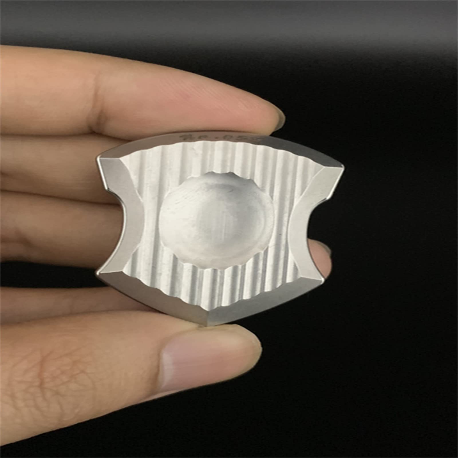 Amazon.co.jp: EDC Fidget Toys 盾ステンレス鋼磁気プッシュフィ