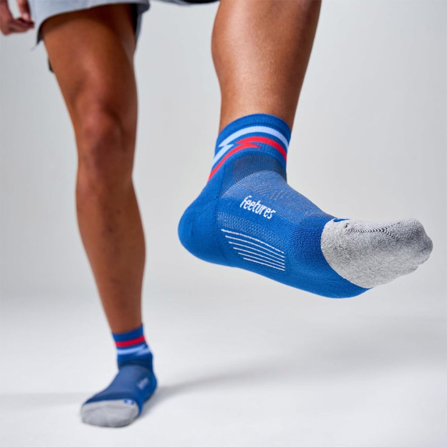 Feetures Elite Light Cushion Quarter Solid - Sport Sock with Targeted Compression
