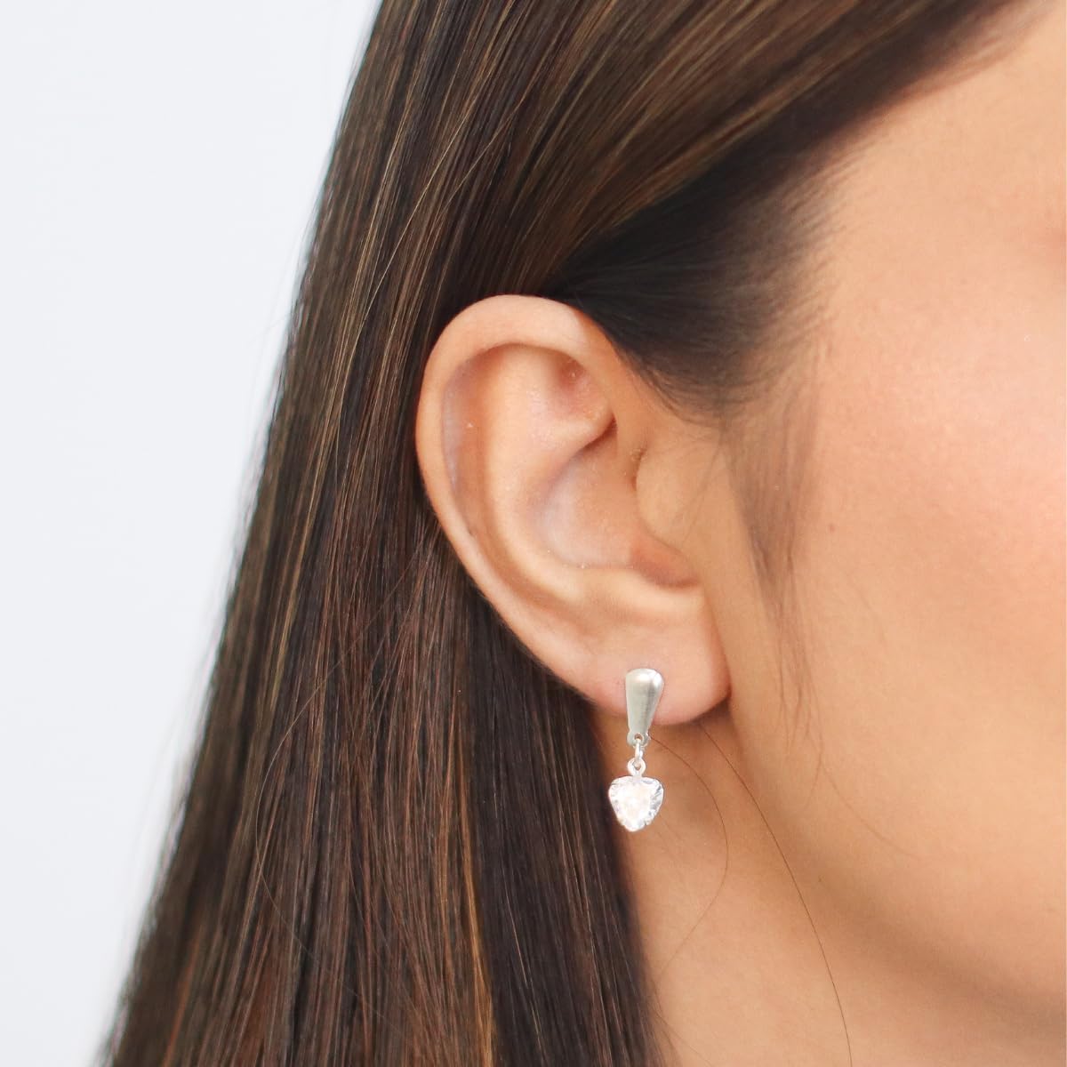 Brinco Prata Zircônia Coração Pendurado 07 mm Prata 925 Original em promoção! Veja a oferta e mais achadinhos de Bijuterias 3 Hoje é o melhor dia para comprar Brinco Prata Zircônia Coração Pendurado 07 mm Prata 925 Original com aquele preço maroto! Promoção! Aproveite a oferta! 3