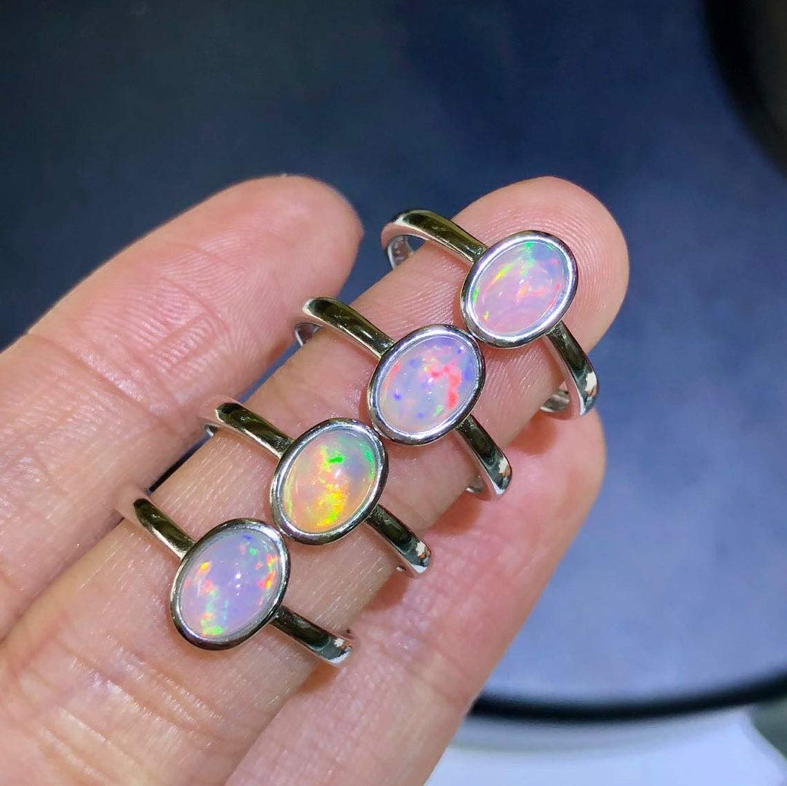 Natürlicher ovaler Opal Edelstein Sterling Silber Minimal Design Stapelbarer Ring für Frauen, Lünette Set Ring, weiße Brautjungfernringe