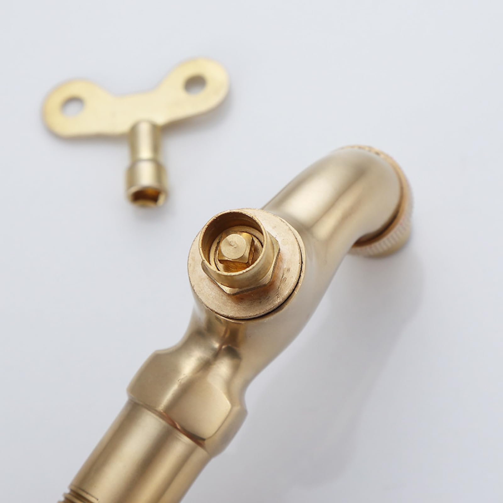 Grifo De Cobre Para Exterior | Núcleo De Válvula Totalmente De Cobre | Rosca 20 Mm | Apertura Tipo Llave | Peso 370 G