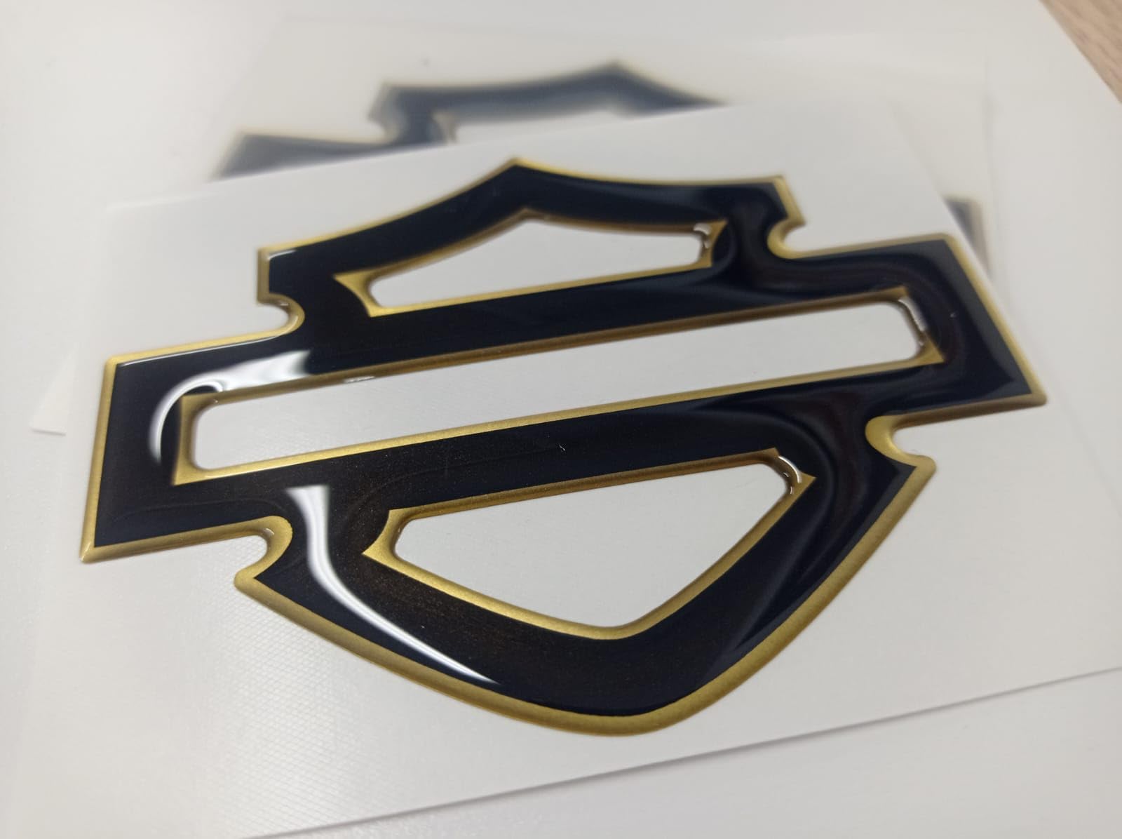 HD Badge Escudo Logo Decal Dimensiones compatibles con los modelos Harley D. Par de adhesivos resinados, efecto 3D. Para depósito, casco, bolsas laterales. Dimensiones 95 x 71 mm (negro/dorado)