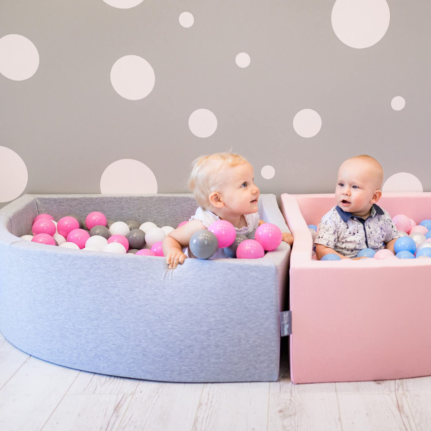 Veilige Kinderballen EU Gemaakt S KiddyMoon 90 X 30 Cm Babyballenbak Van Schuim / 300 Ballen Met Diameter 7 Cm. Gecertificeerd Gemaakt In De EU, Lichtgrijs Gel Ball BPA-vrije Ballen Veilige Kinderballen EU Gemaakt S KiddyMoon 90 X 30 Cm Babyballenbak Van Schuim / 300 Ballen Met Diameter 7 Cm. Gecertificeerd Gemaakt In De EU, Lichtgrijs Gel Ball BPA-vrije Ballen