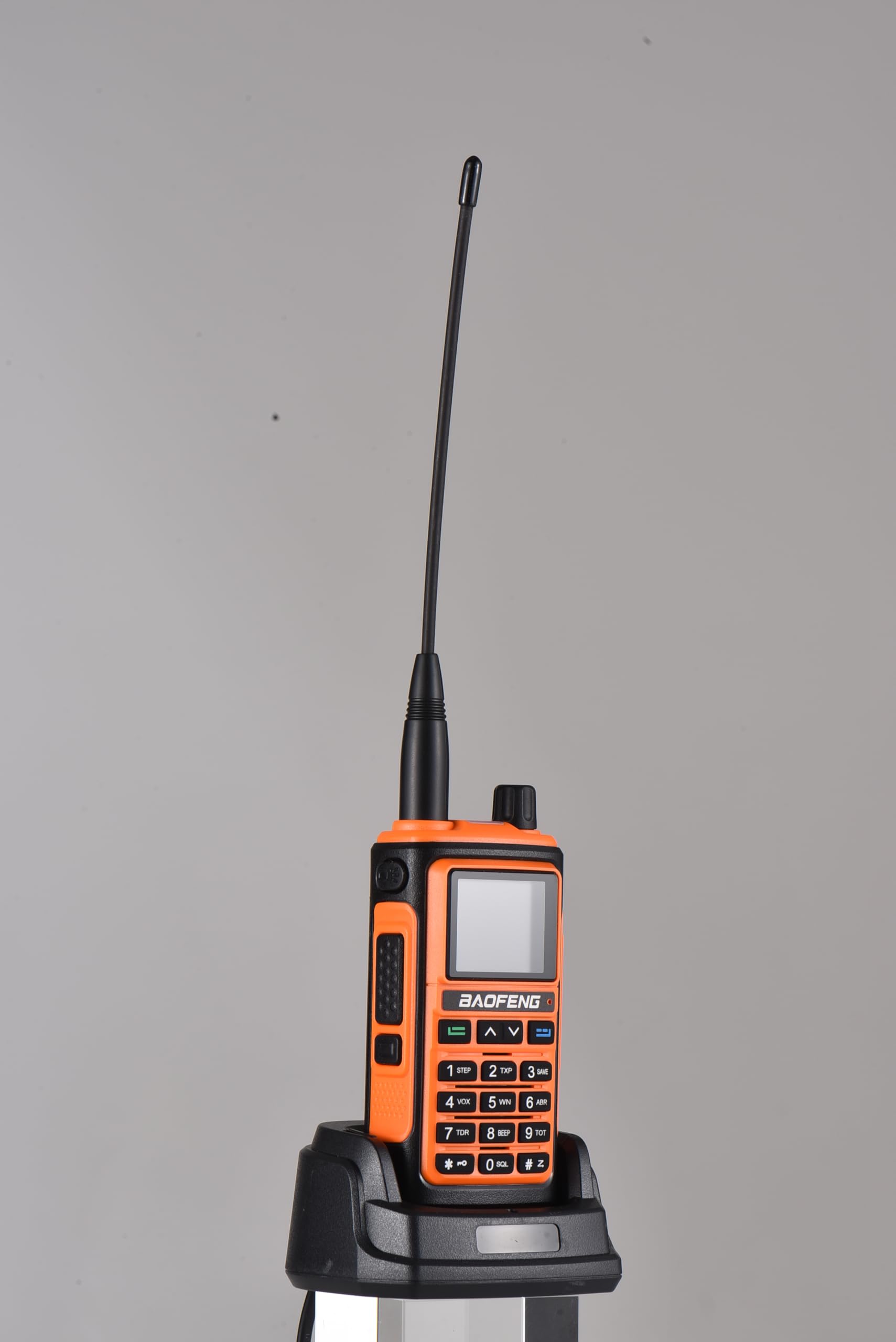 Baofeng BF 17 Walkie talkie a lungo raggio a due vie a due vie con doppia ricezione una frequenza chiave corrispondente a chiamate riservate sicure per le (Plug)