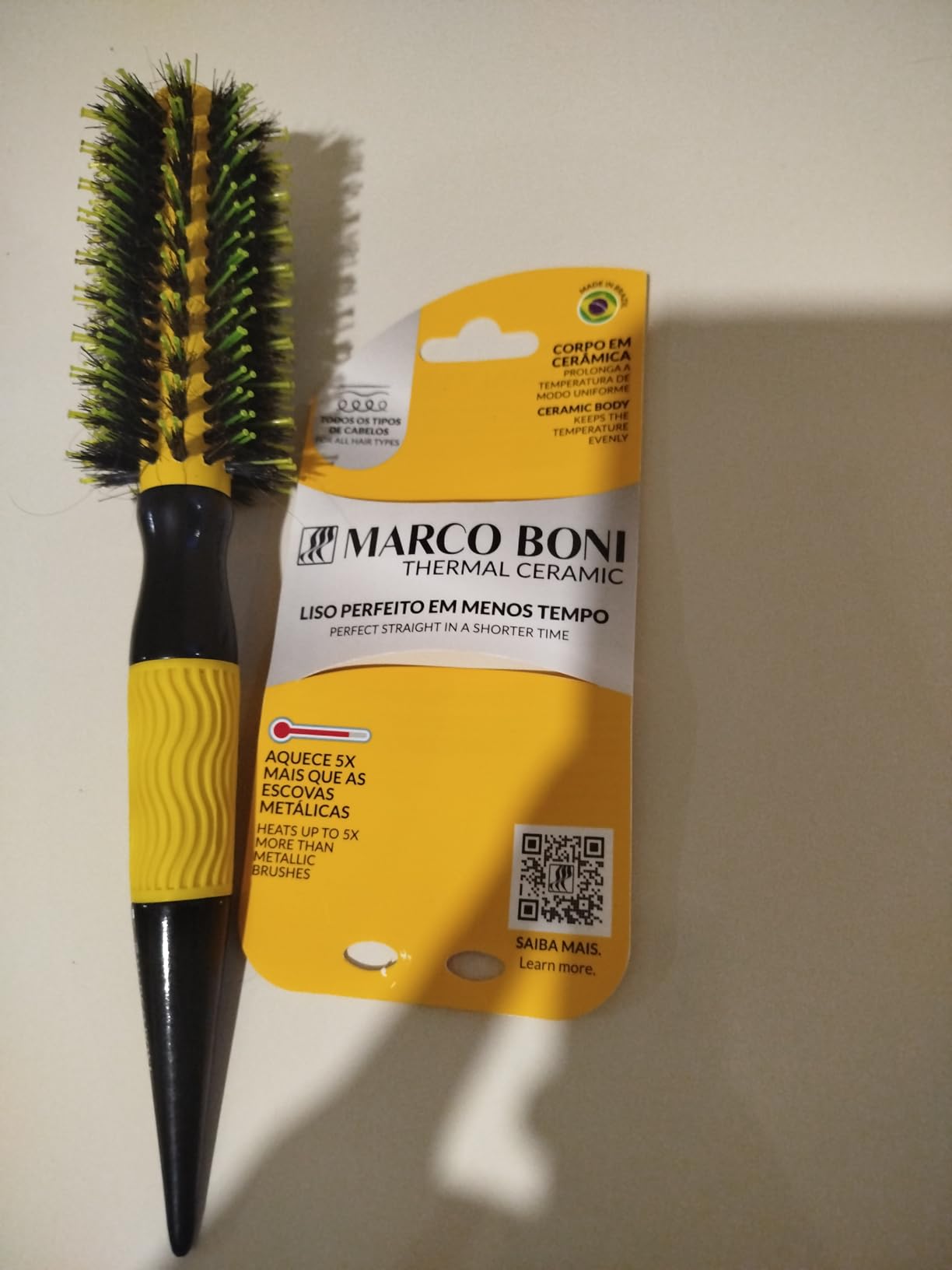 Escova de cabelo Marco Boni Thermal Ceramic ao lado de sua embalagem de papelão com informações técnicas