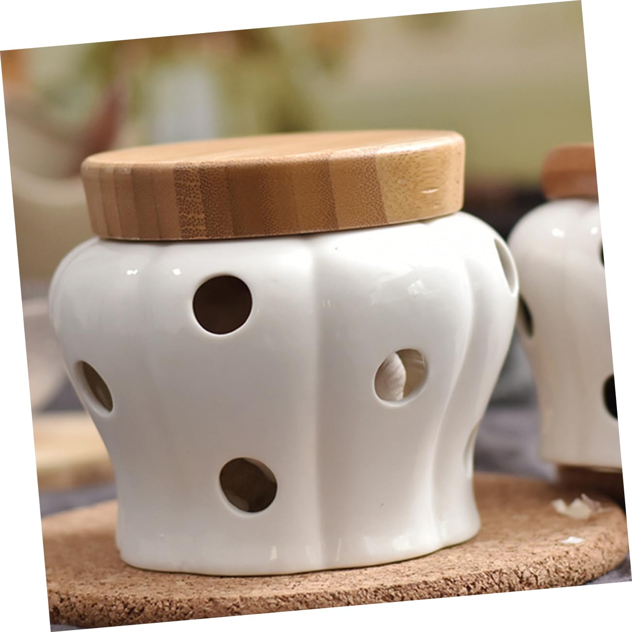 PRETYZOOM High-grade Material Strong Compact Easy to Clean Ceramic Garlic Keeper Garlic Ginger Container Hollow Design Kitchen Jar