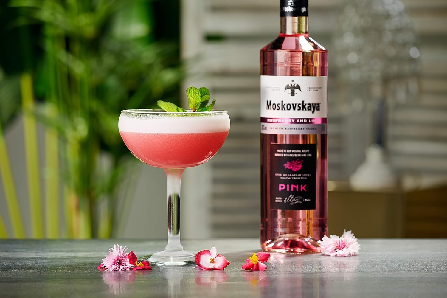 Moskovskaya Pink Vodka - Botella de vidrio de 70cl - 38% Vol. - Sabor a frambuesa y lima - Licor destilado con ingredientes naturales - Ideal para cócteles, chupitos o con hielo - Fabricado en EU