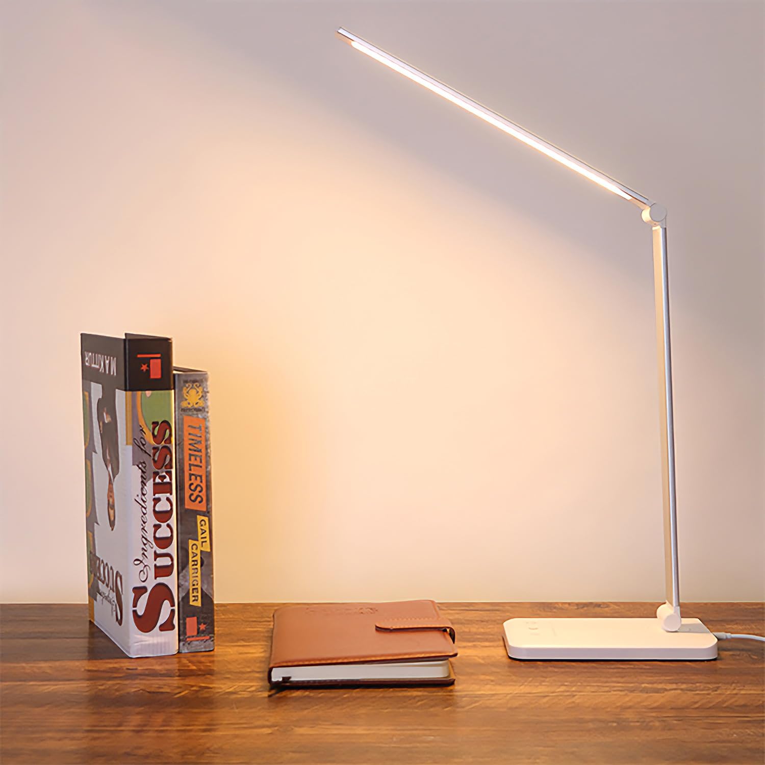 LED-Schreibtischlampe mit USB-Ladeanschluss, 5 Farbmodi, 10 dimmbare Helligkeitsstufen, augenschonendes Leselicht, Touch-Steuerung und 30/60-min-Auto-Timer, Silber