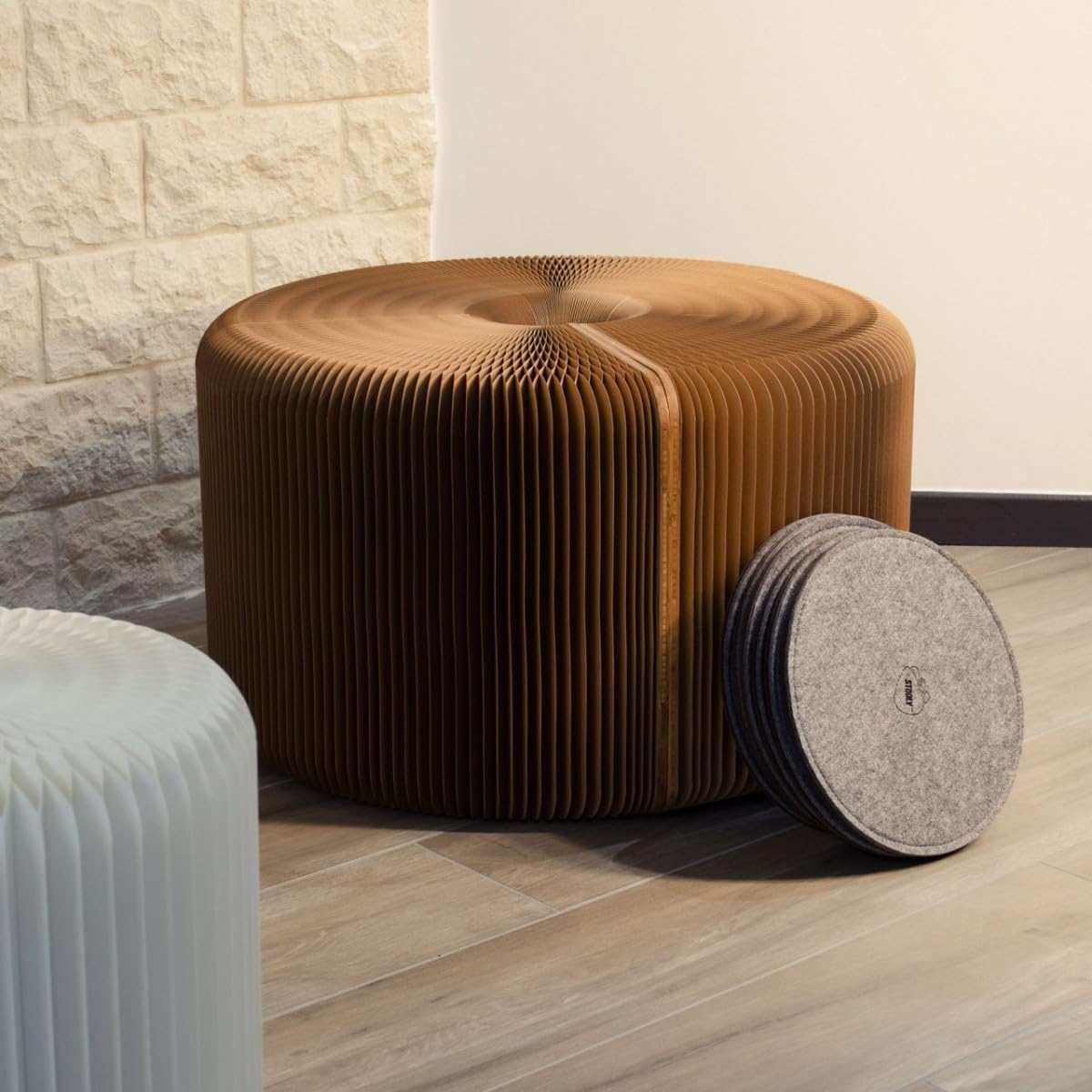 Stooly Banc Extensible en Carton Durable - Jusqu'à 12 Personnes - Design Français avec Coussins Offerts - Description