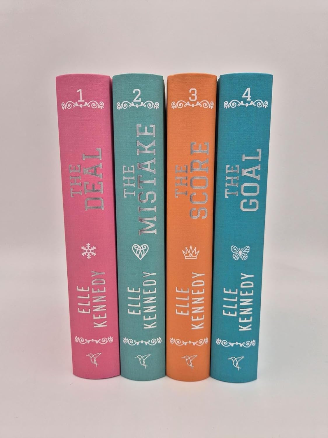 Elle Kennedy - Off-Campus Buchset Band 1-4 - The Deal, The Mistake, The Score, The Goal - Hockey Romance Hardcover Schmuckausgabe - New Adult Eishockey Liebesroman Sammelset mit exklusivem Lesezeichen
