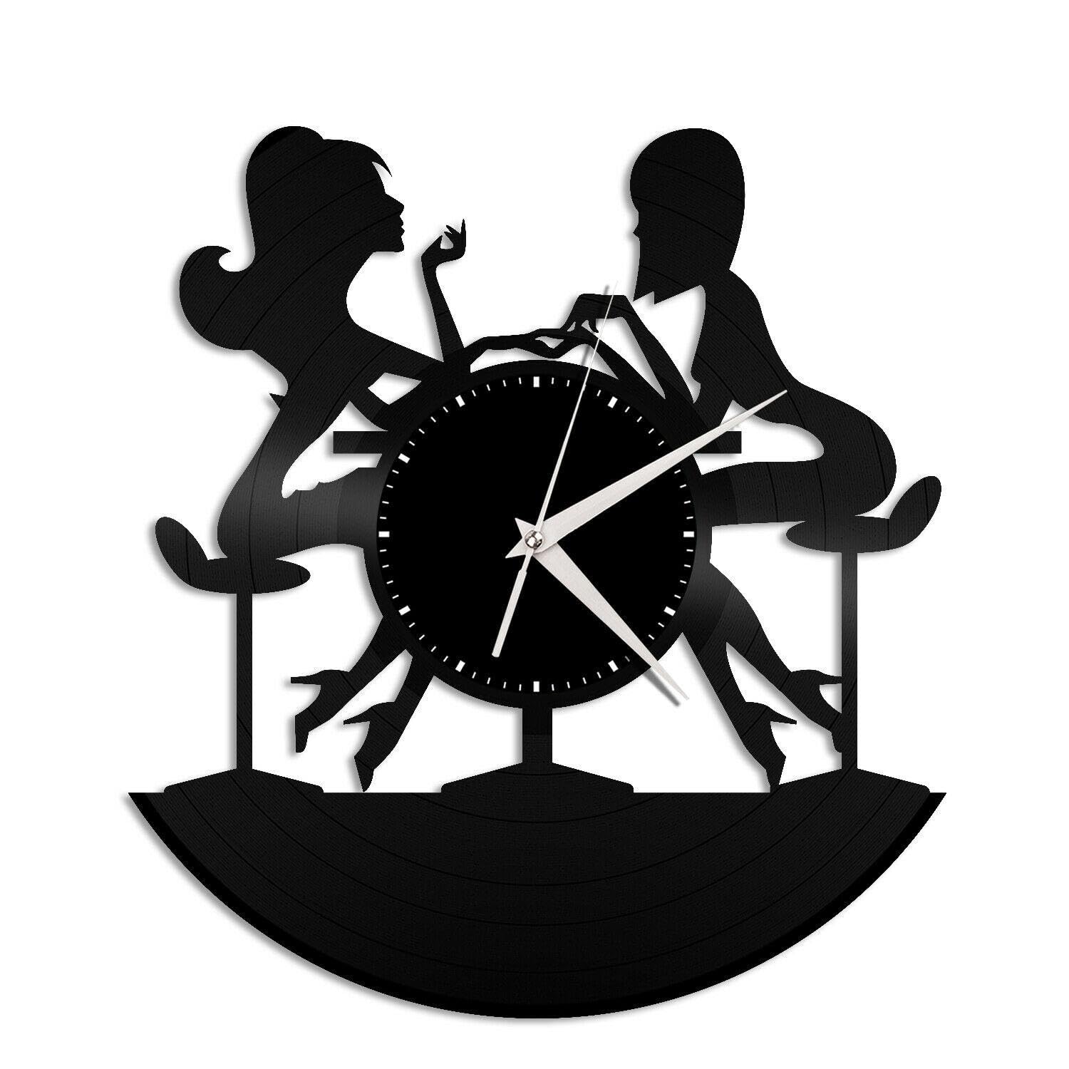 Horloge murale en vinyle manucure pour créer une ambiance bar vintage chez soi