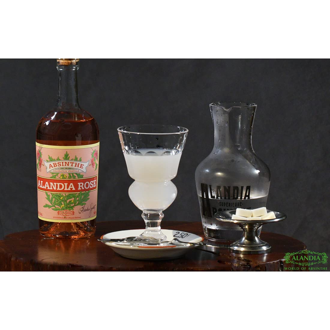 Absinth ALANDIA Rosé | Mit Hibiskusblüten natürlich gefärbt (ohne Farbstoff) | Traditionelles Rezept aus dem 19. Jh. | 60% Vol. | (1x 0.5 l)