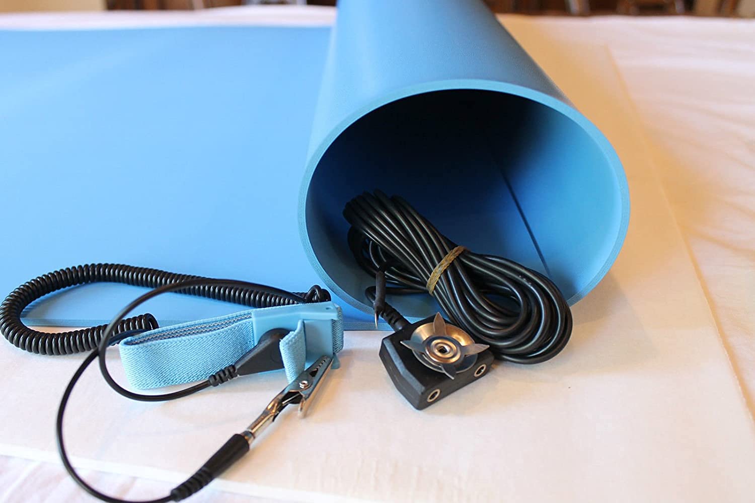 ESD Dissipative Workbench, Desktop Mat with Wrist Strap and Dual Common Point Grounding - Three Layer Vinyl (2.5ft by 6ft, Blue)