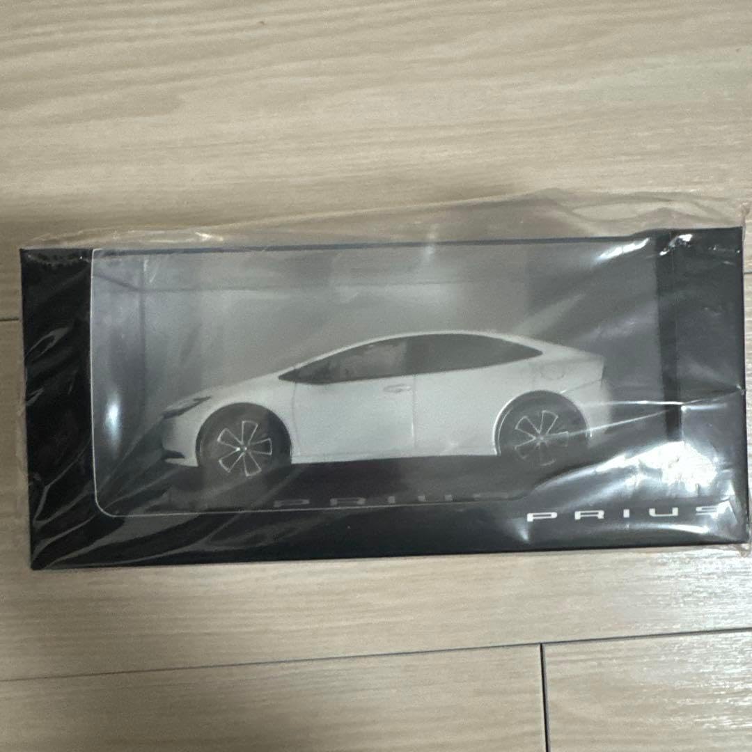 新型プリウス ミニカー 130スケール プラチナホワイトパールマイカ